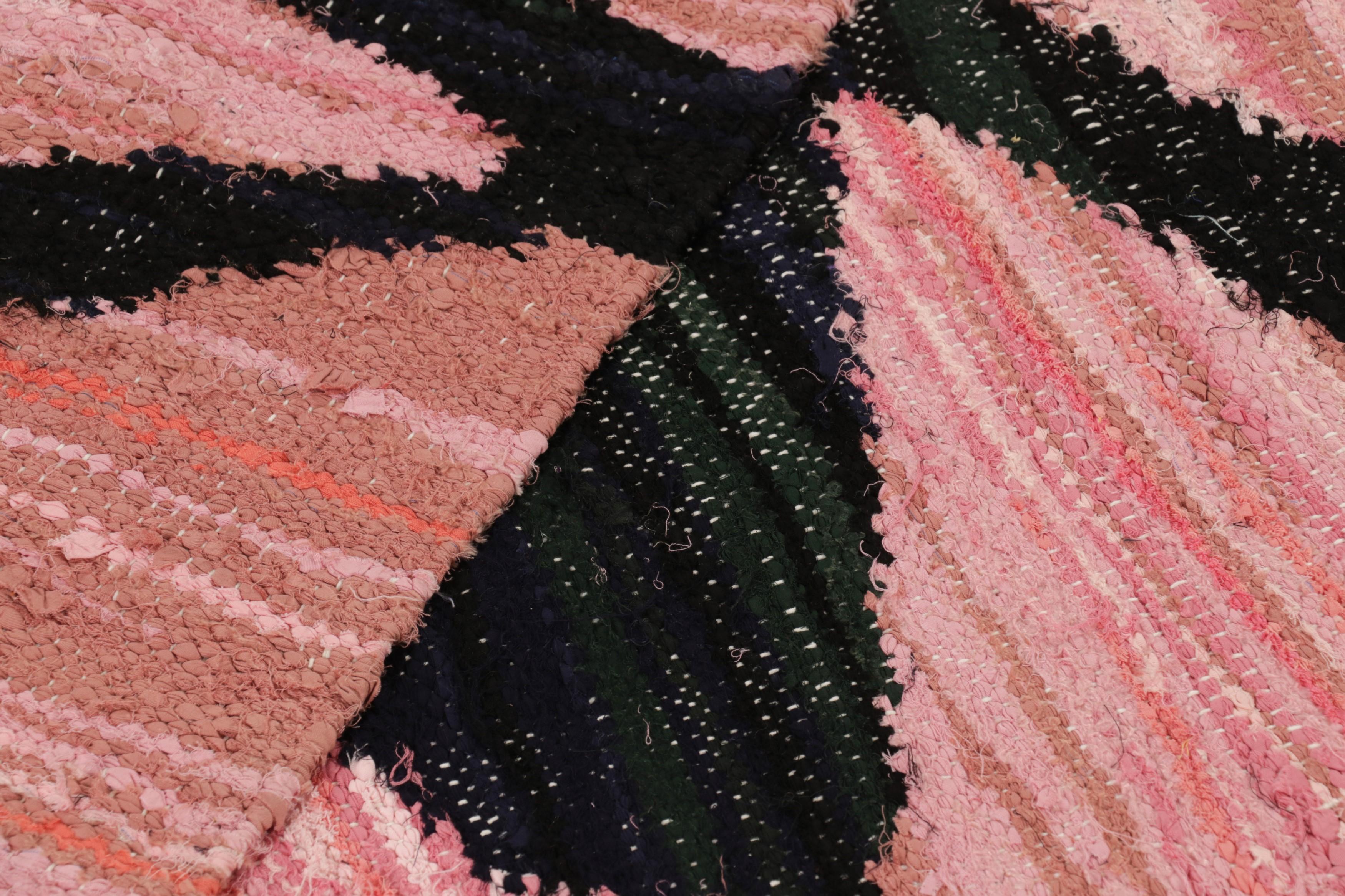 Metà XX secolo Tappeto marocchino vintage in rosa e nero con motivo a reticolo di diamanti - Rug & Kilim in vendita