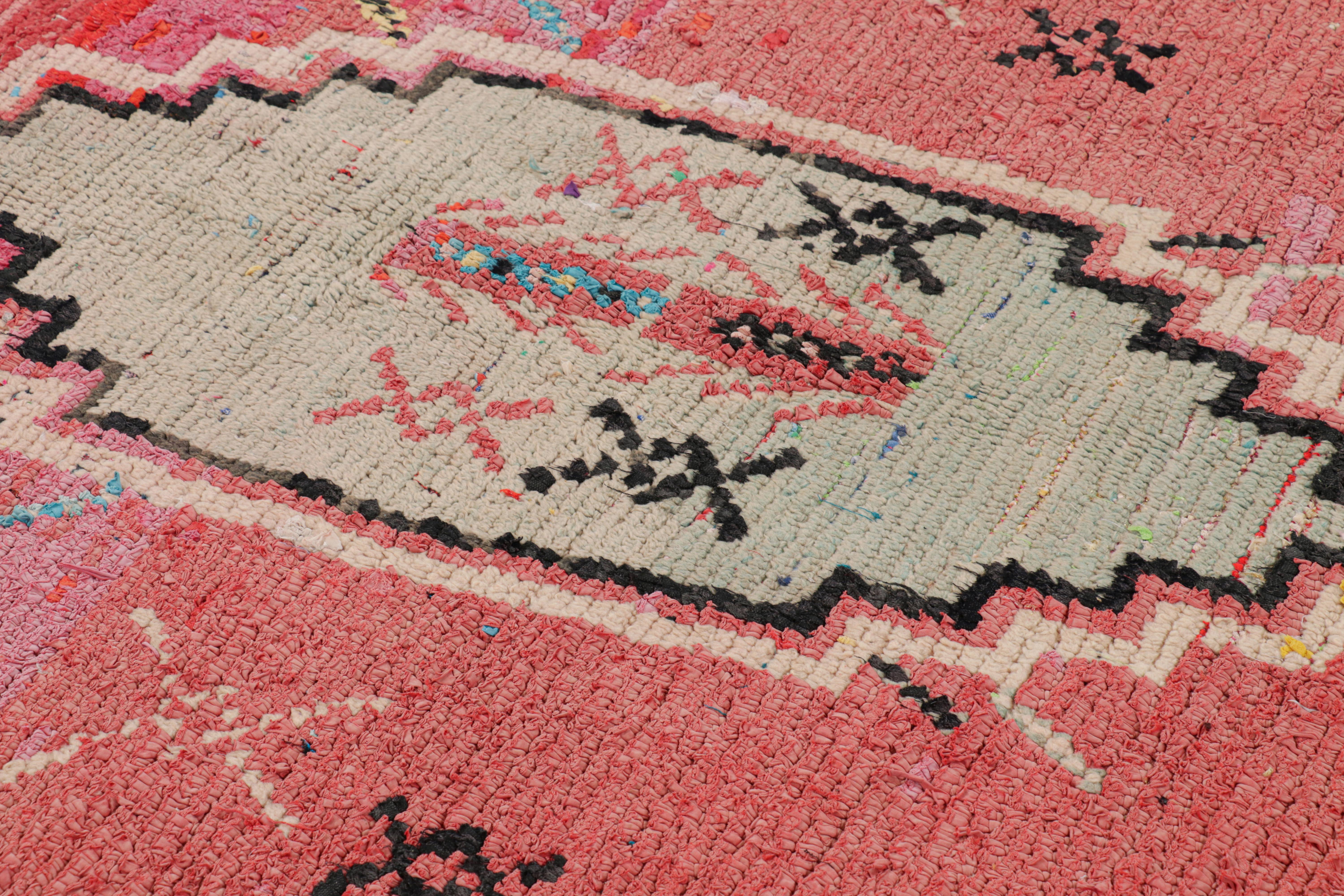 Annodato a mano in lana e proveniente dal Marocco intorno al 1950-1960, questo tappeto marocchino vintage 5x6 è un pezzo estremamente raro come pochi della sua provenienza. 

Sul design: 

Gli ammiratori dell'artigianato noteranno come questo pezzo