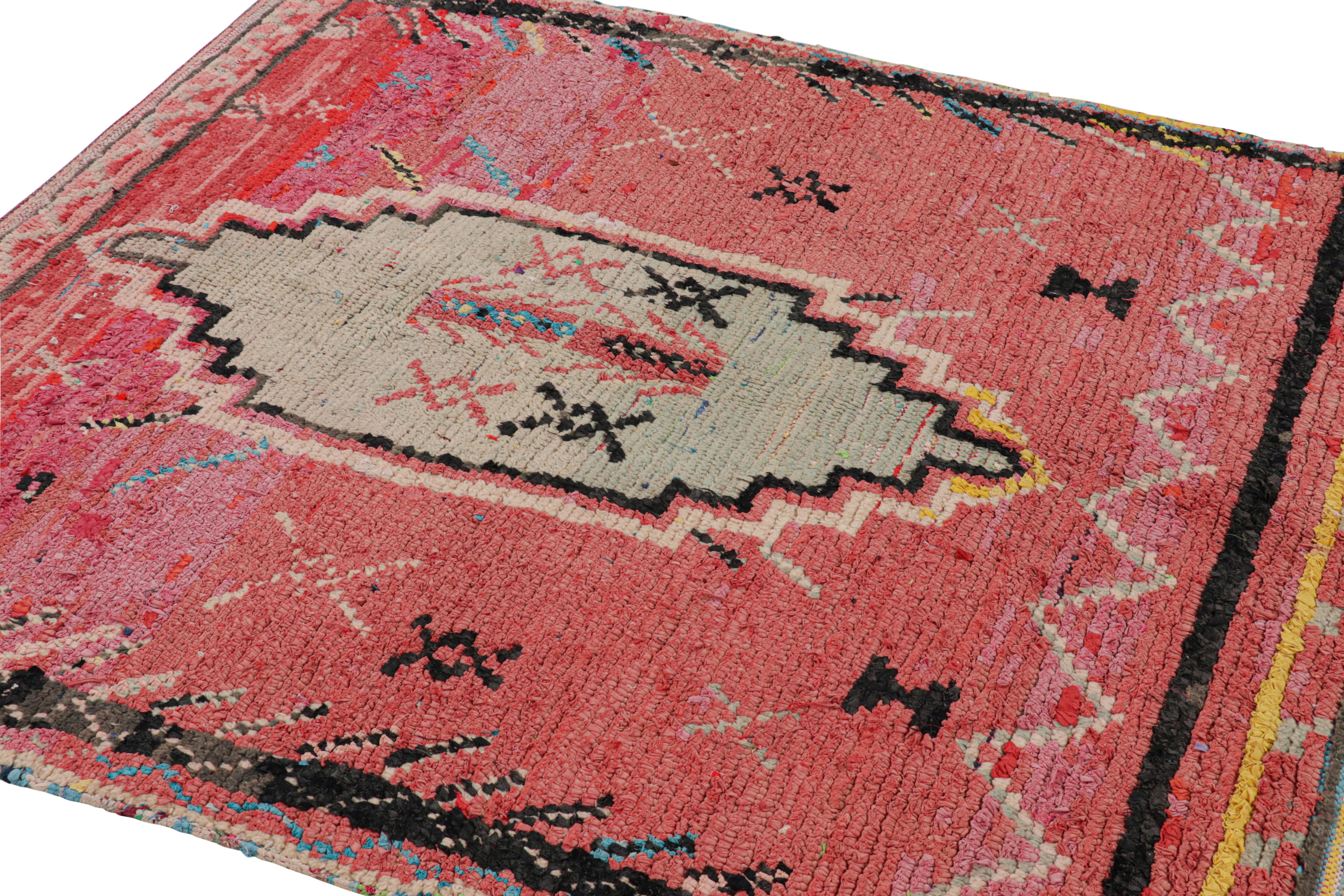 Annodato a mano Tappeto marocchino vintage in rosa con medaglione geometrico, da Rug & Kilim in vendita