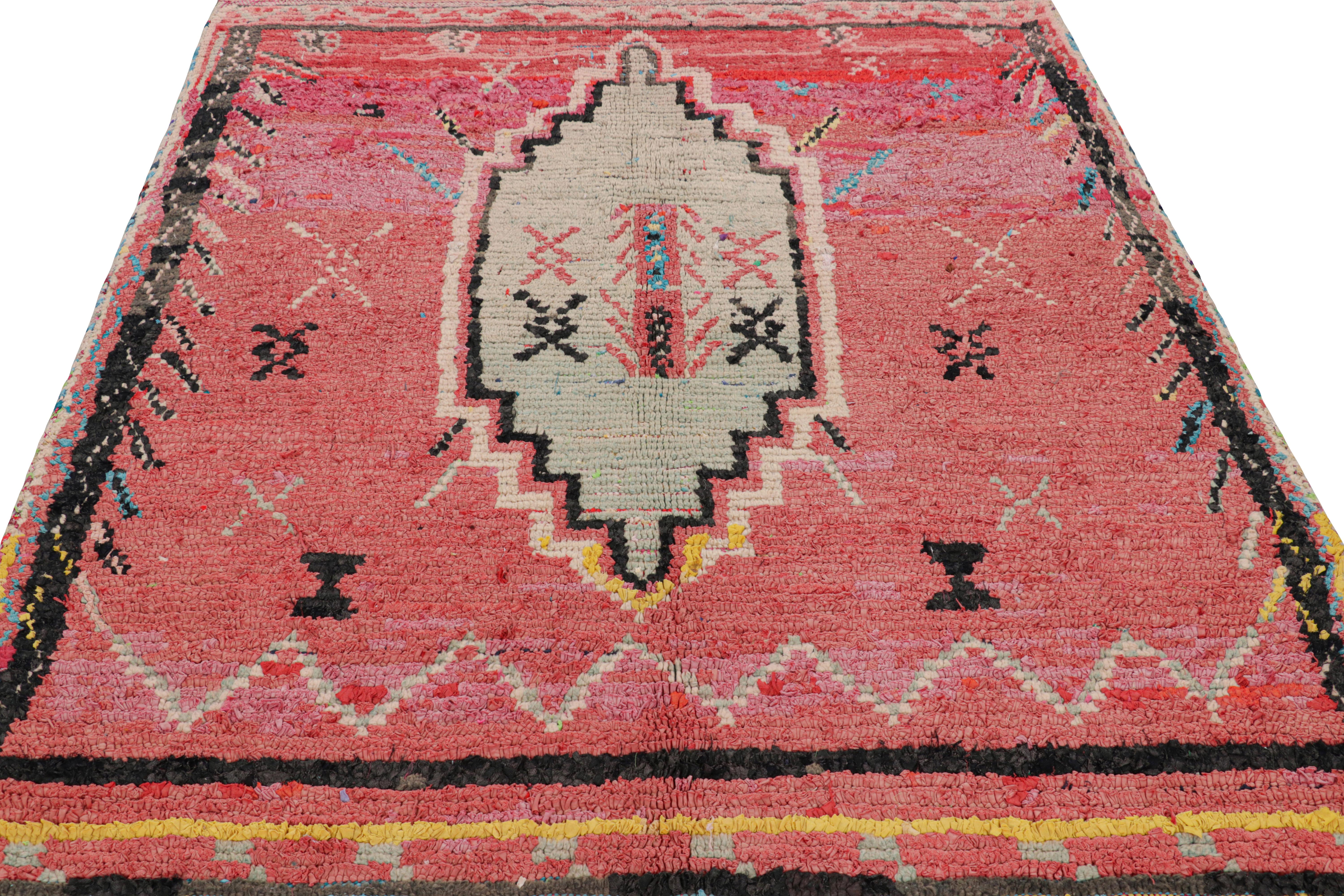 Tappeto marocchino vintage in rosa con medaglione geometrico, da Rug & Kilim In condizioni buone in vendita a Long Island City, NY