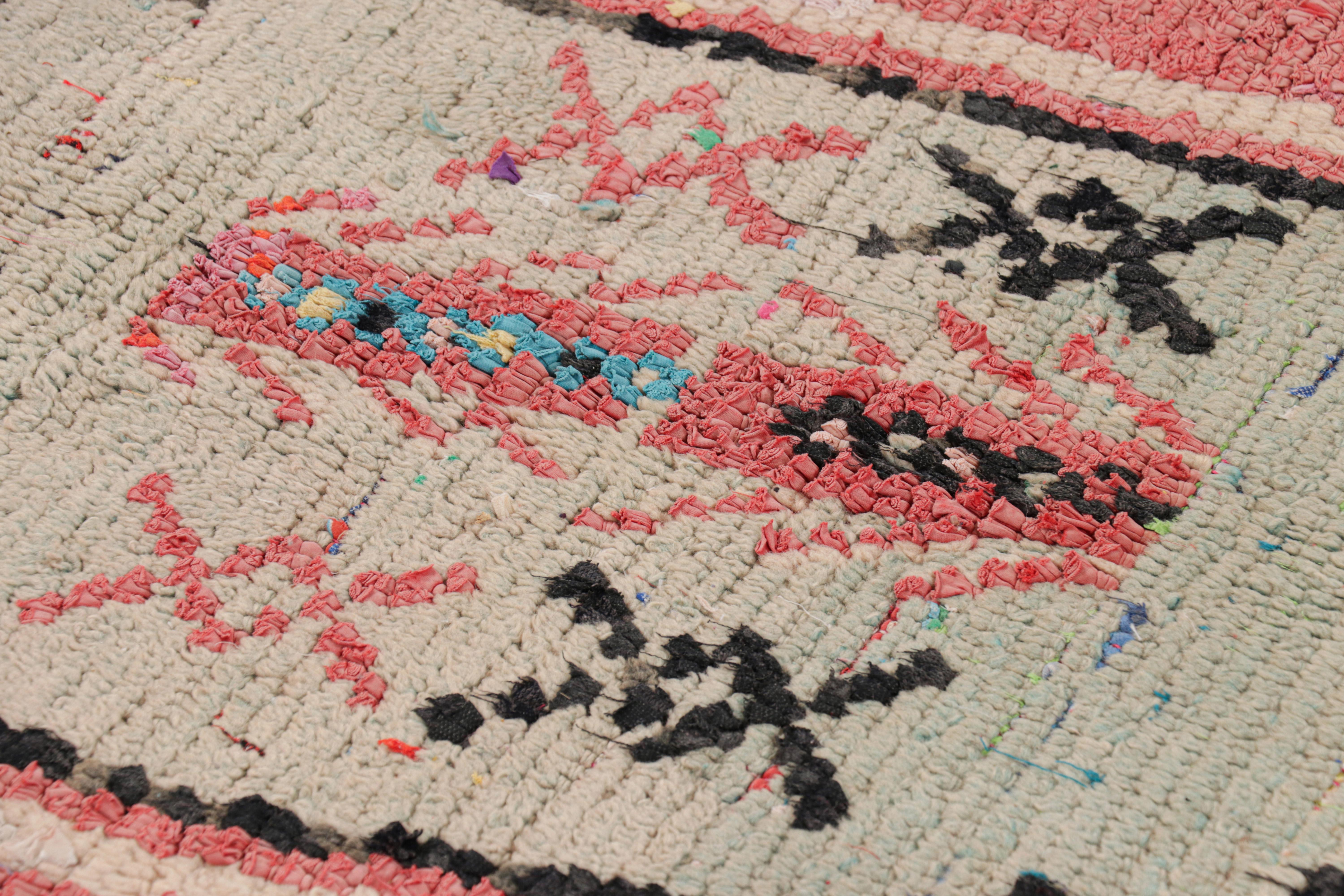 Metà XX secolo Tappeto marocchino vintage in rosa con medaglione geometrico, da Rug & Kilim in vendita
