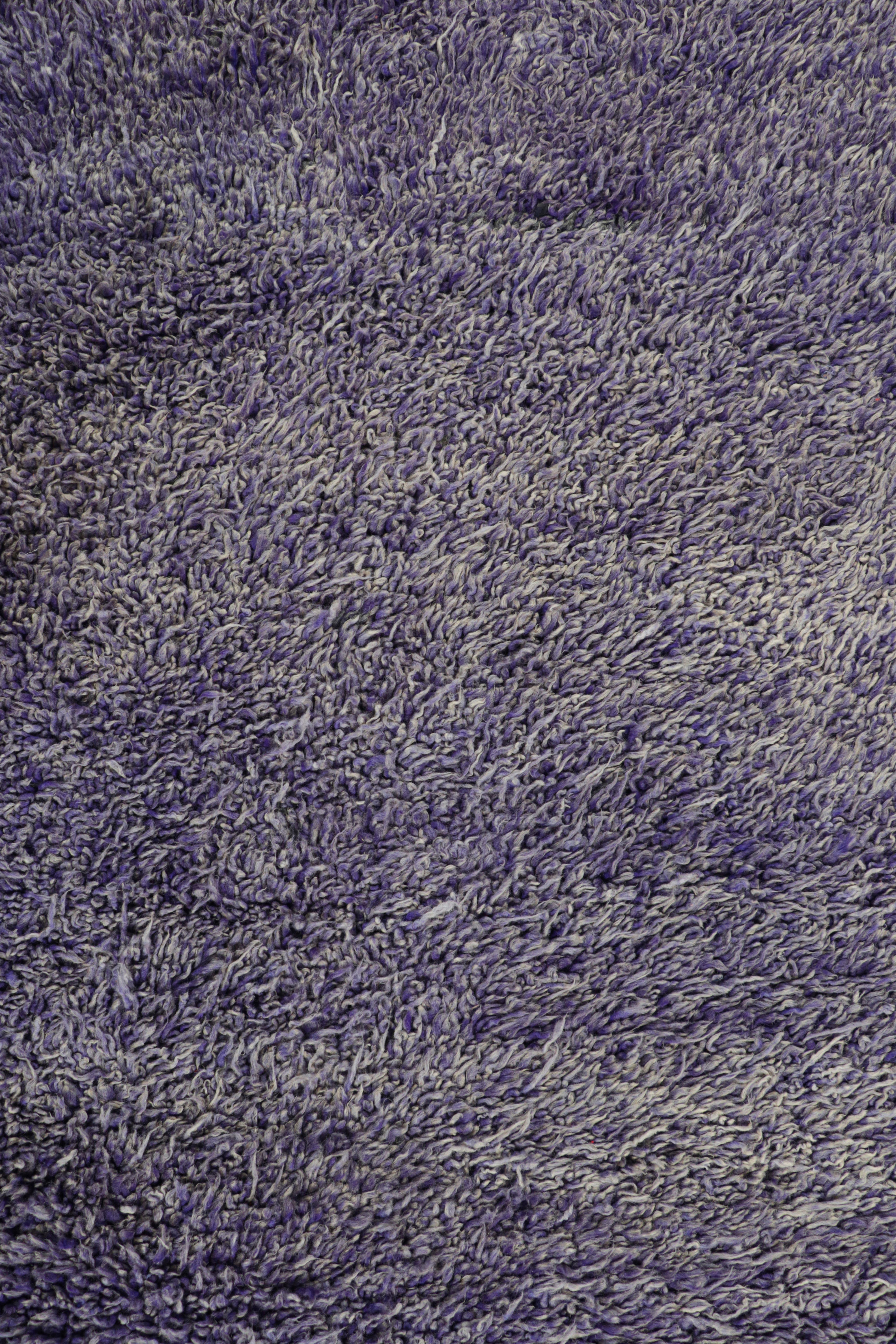 Marocain Tapis marocain vintage violet à poils hauts, de Rug & Kilim en vente
