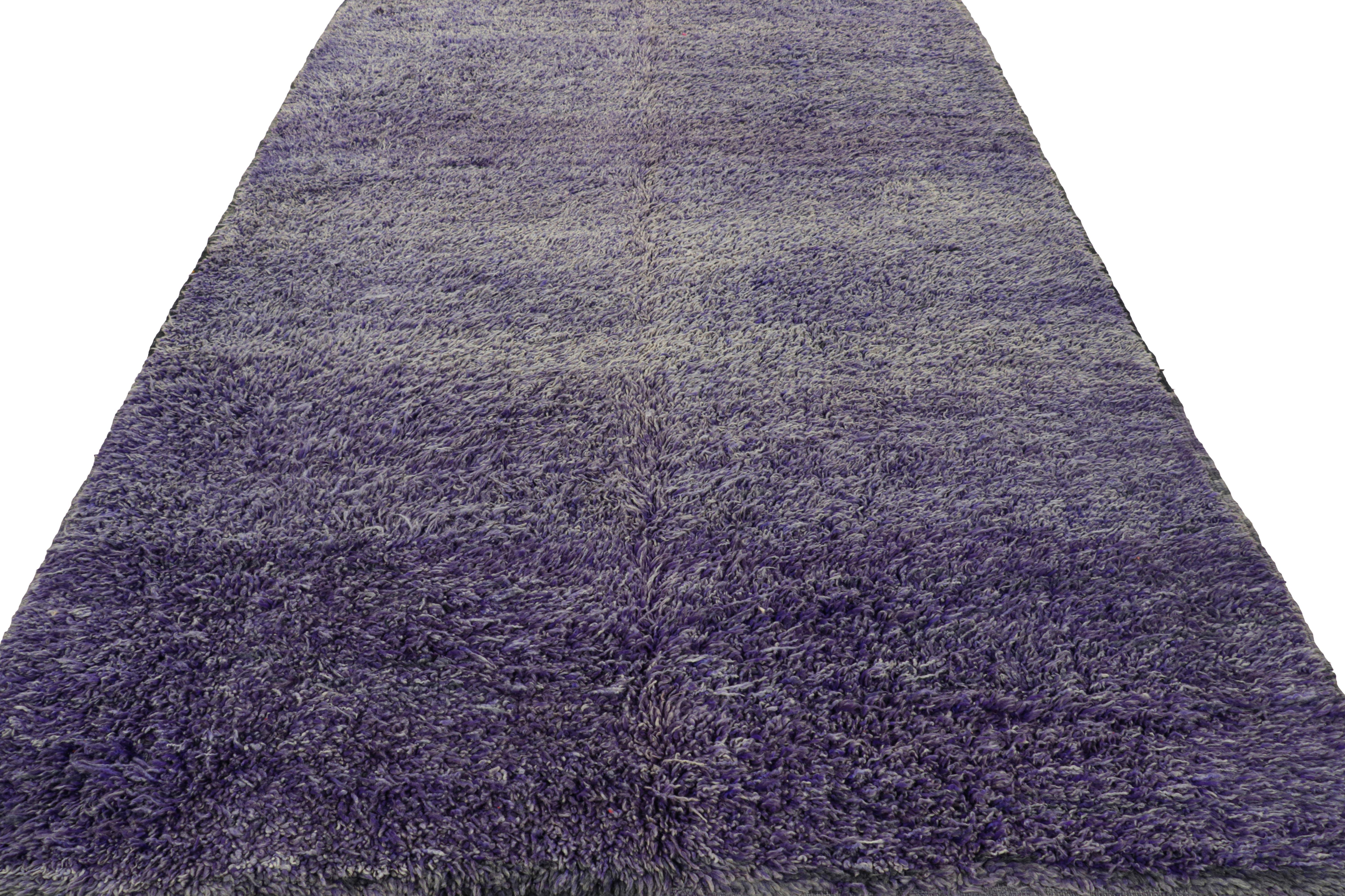 Noué à la main Tapis marocain vintage violet à poils hauts, de Rug & Kilim en vente