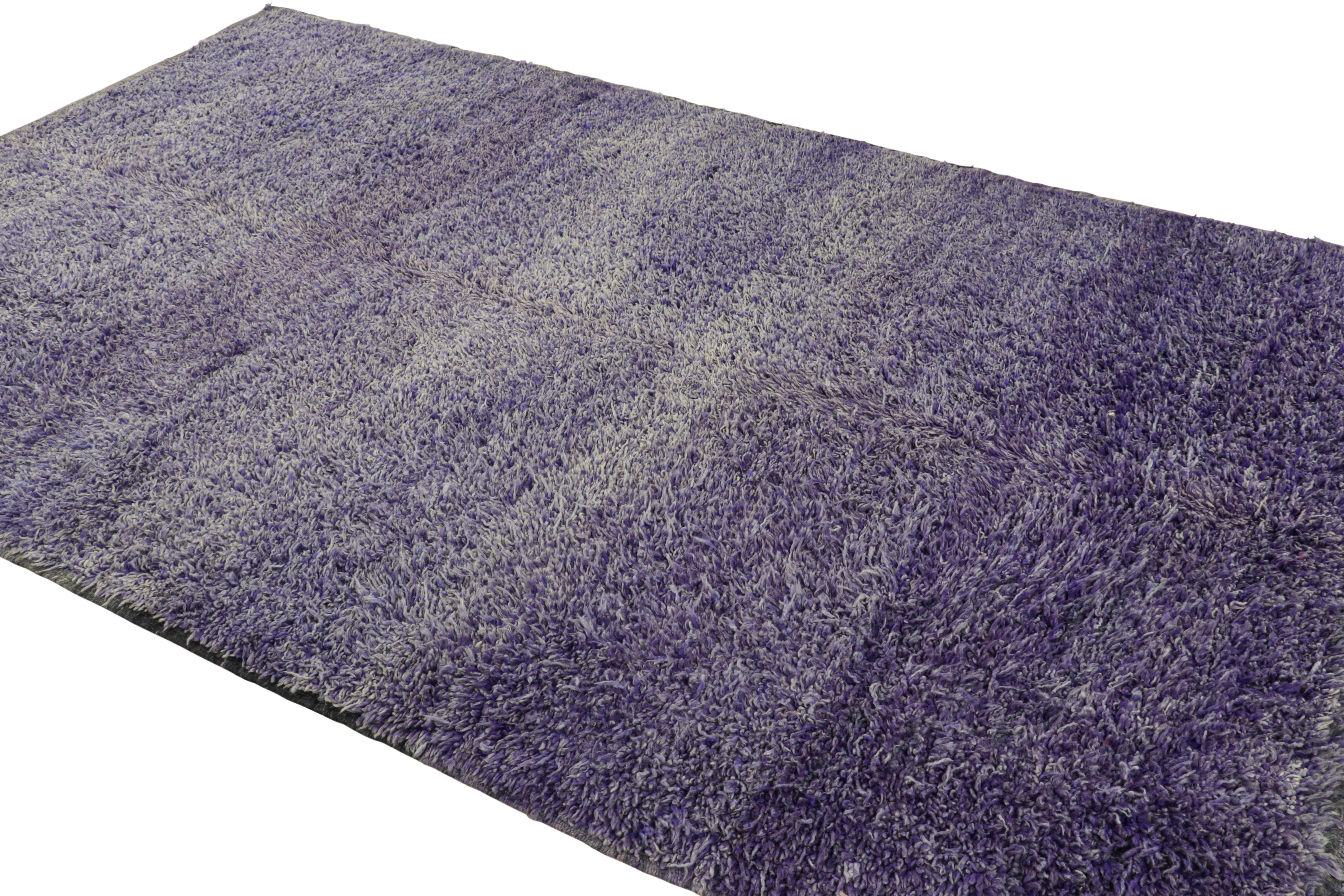Tapis marocain vintage violet à poils hauts, de Rug & Kilim Bon état - En vente à Long Island City, NY