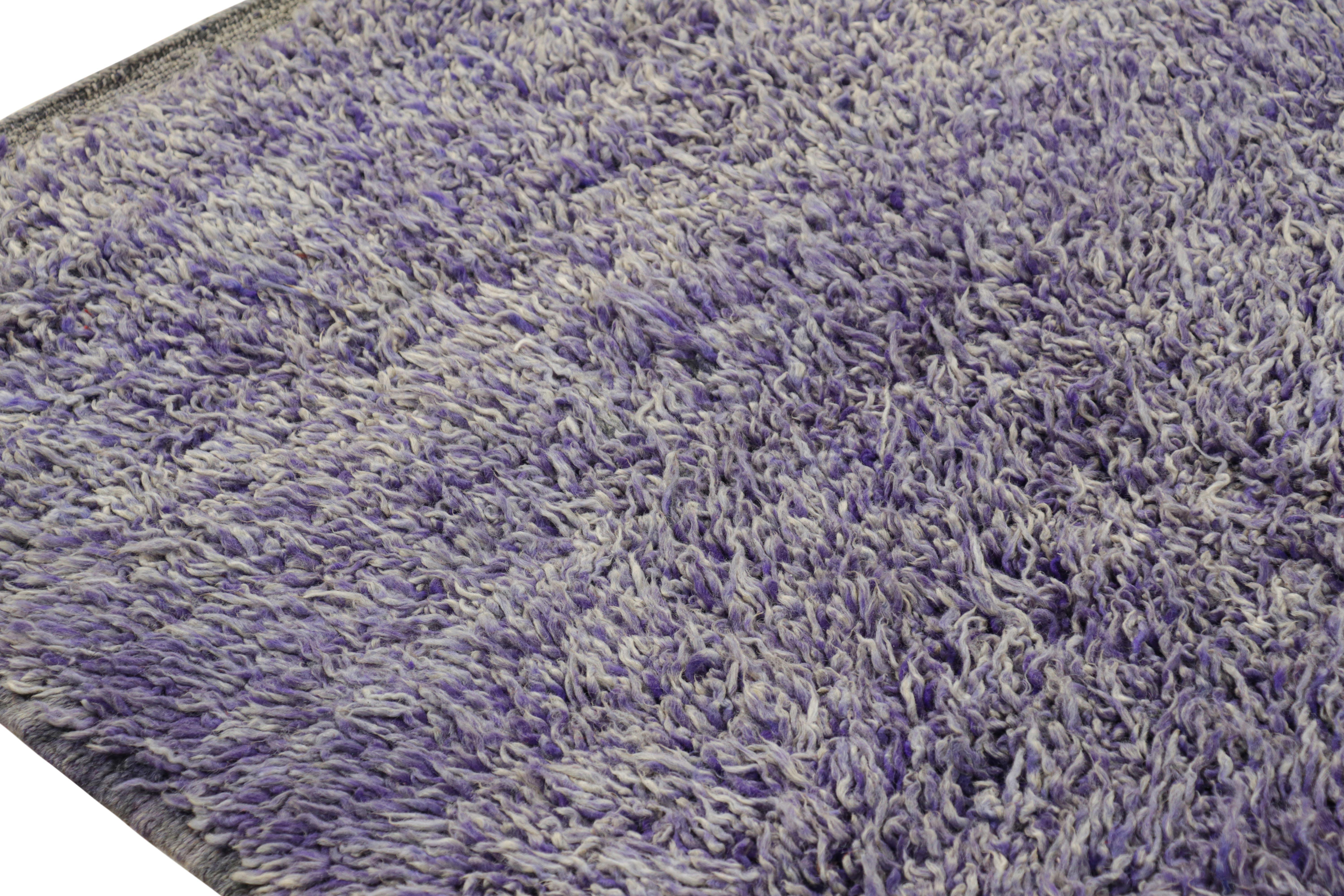 Milieu du XXe siècle Tapis marocain vintage violet à poils hauts, de Rug & Kilim en vente