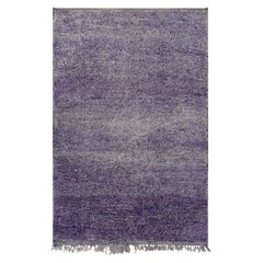 Tapis marocain vintage violet à poils hauts, de Rug & Kilim