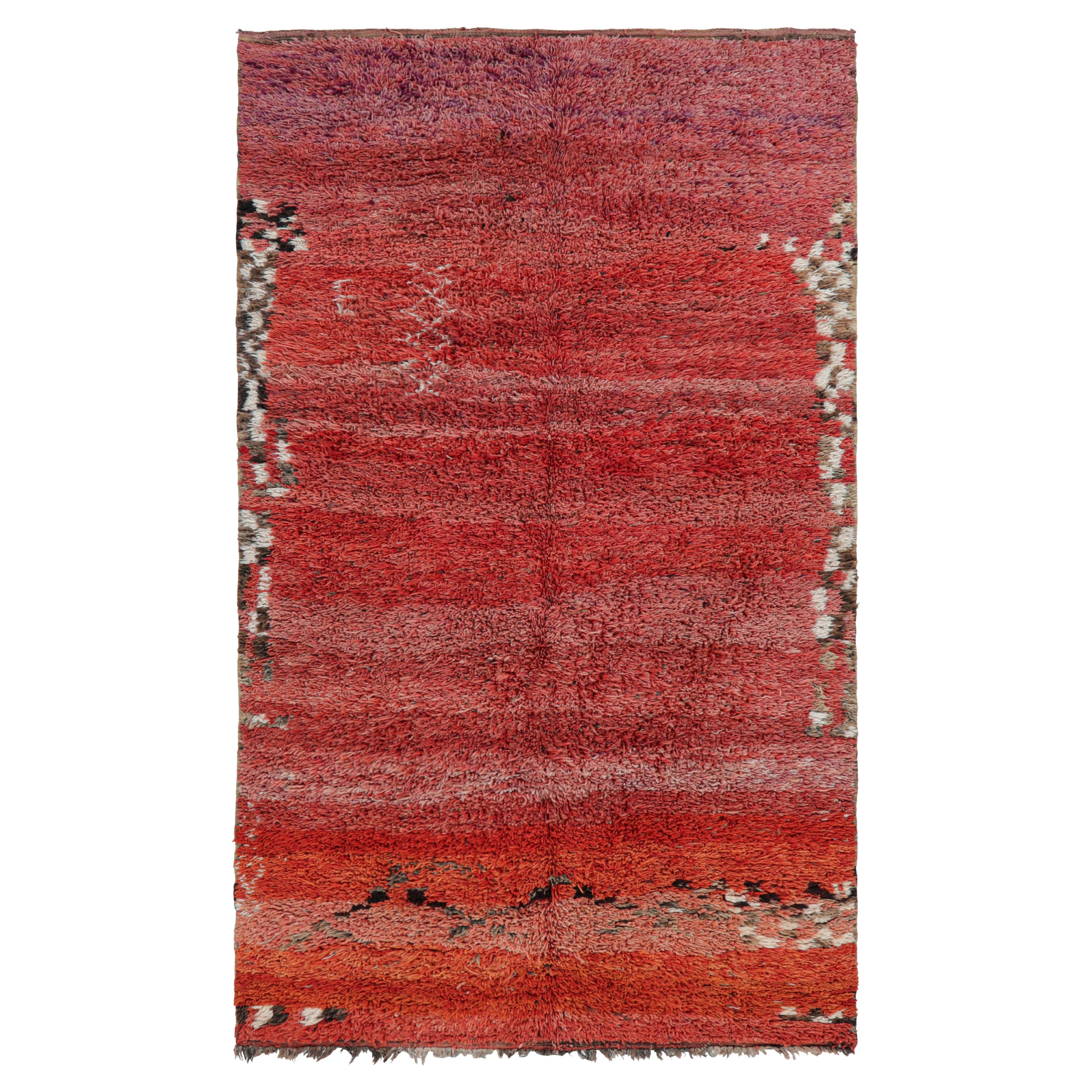 Tappeto marocchino vintage di colore rosso con strisce e striature a pelo alto, da Rug & Kilim