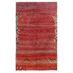 Marokkanischer Vintage-Teppich in Rot mit hohen Florstreifen und Streifen und Streifen, von Rug & Kilim