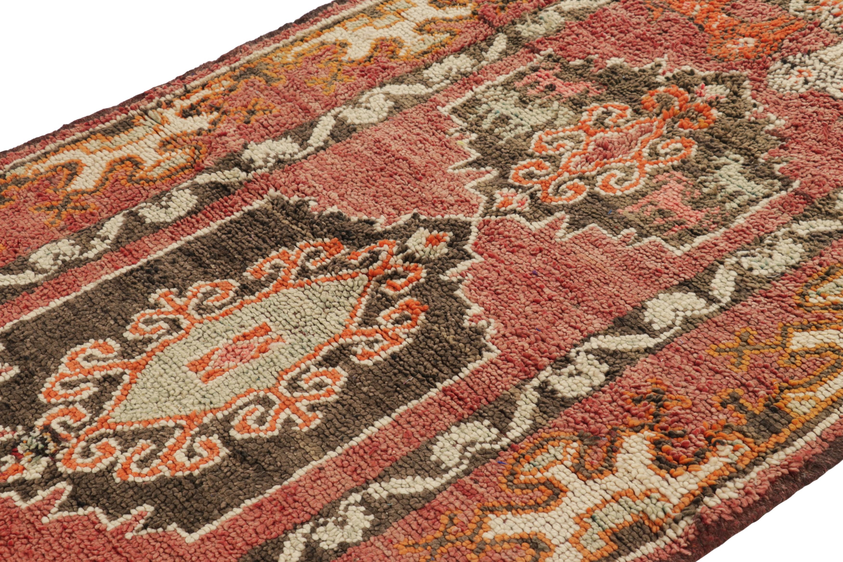 Annodato a mano in lana e proveniente dal Marocco intorno al 1950-1960, questo tappeto vintage 4x7 è una novità rara e tra le più interessanti della collezione di tappeti di metà secolo di Rug & Kilim.

Sul design: 

Il design di questo tappeto