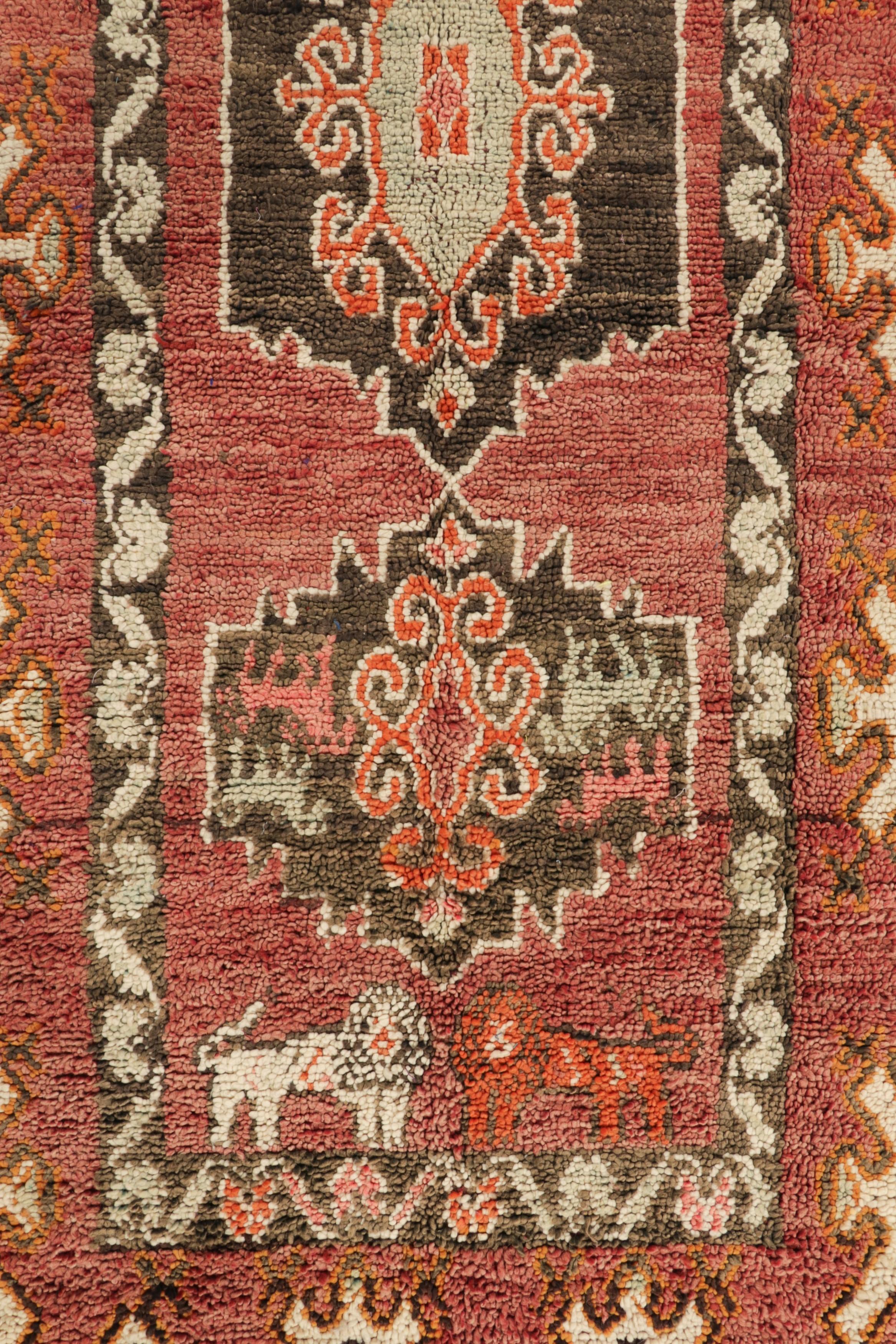 Tribale Tappeto marocchino vintage in rosso con medaglioni e immagini di animali - Rug & Kilim in vendita