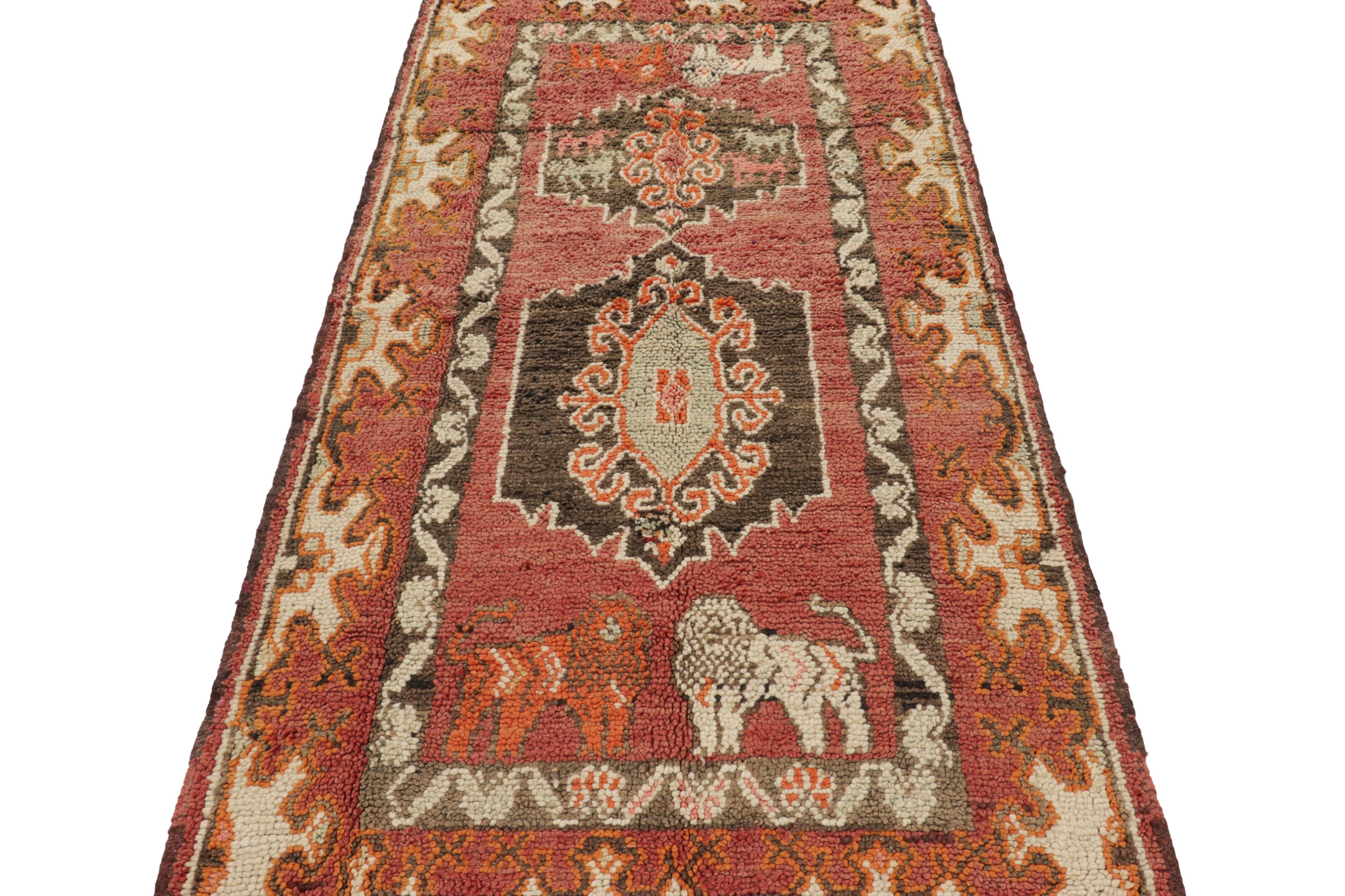 Marocchino Tappeto marocchino vintage in rosso con medaglioni e immagini di animali - Rug & Kilim in vendita
