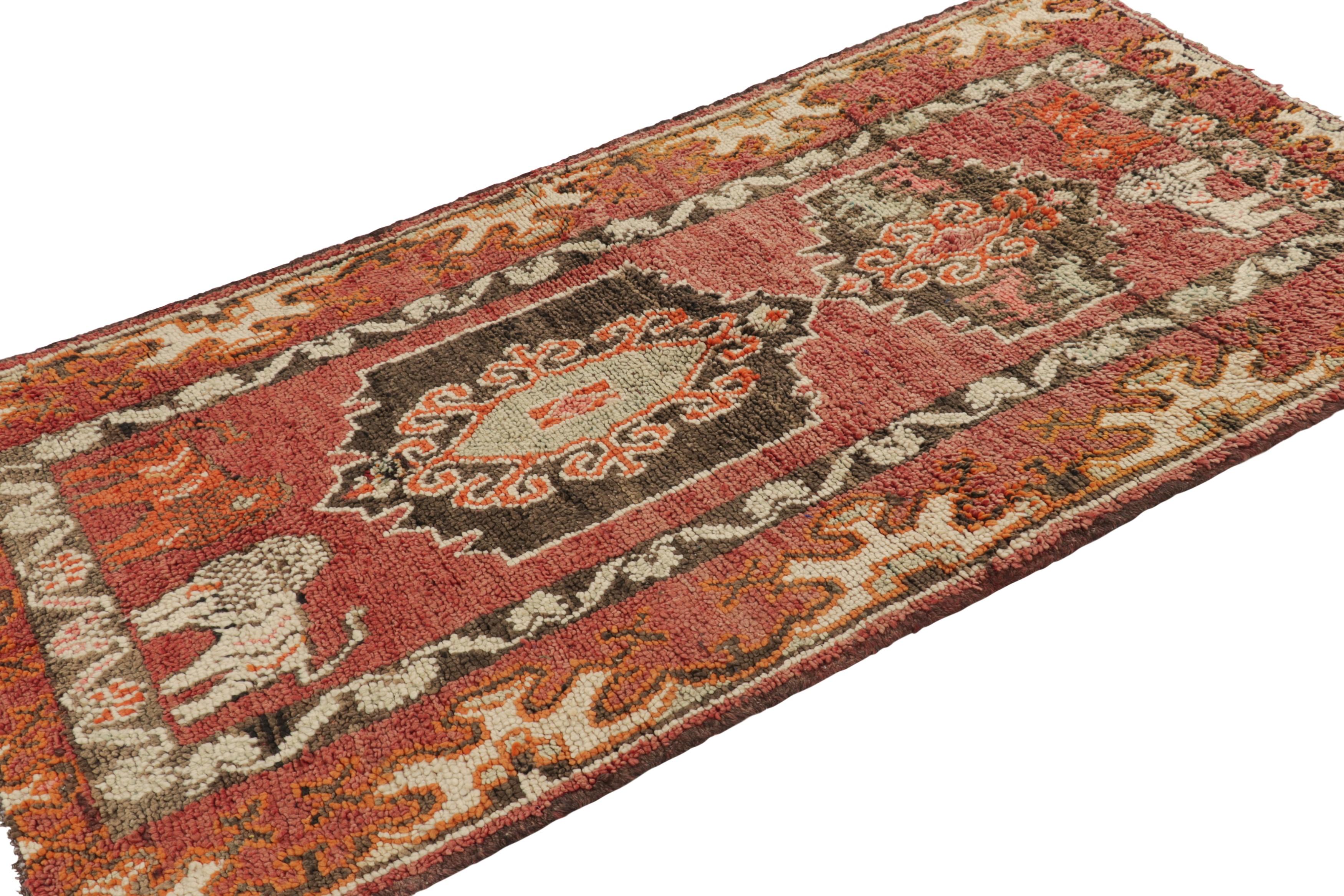 Annodato a mano Tappeto marocchino vintage in rosso con medaglioni e immagini di animali - Rug & Kilim in vendita