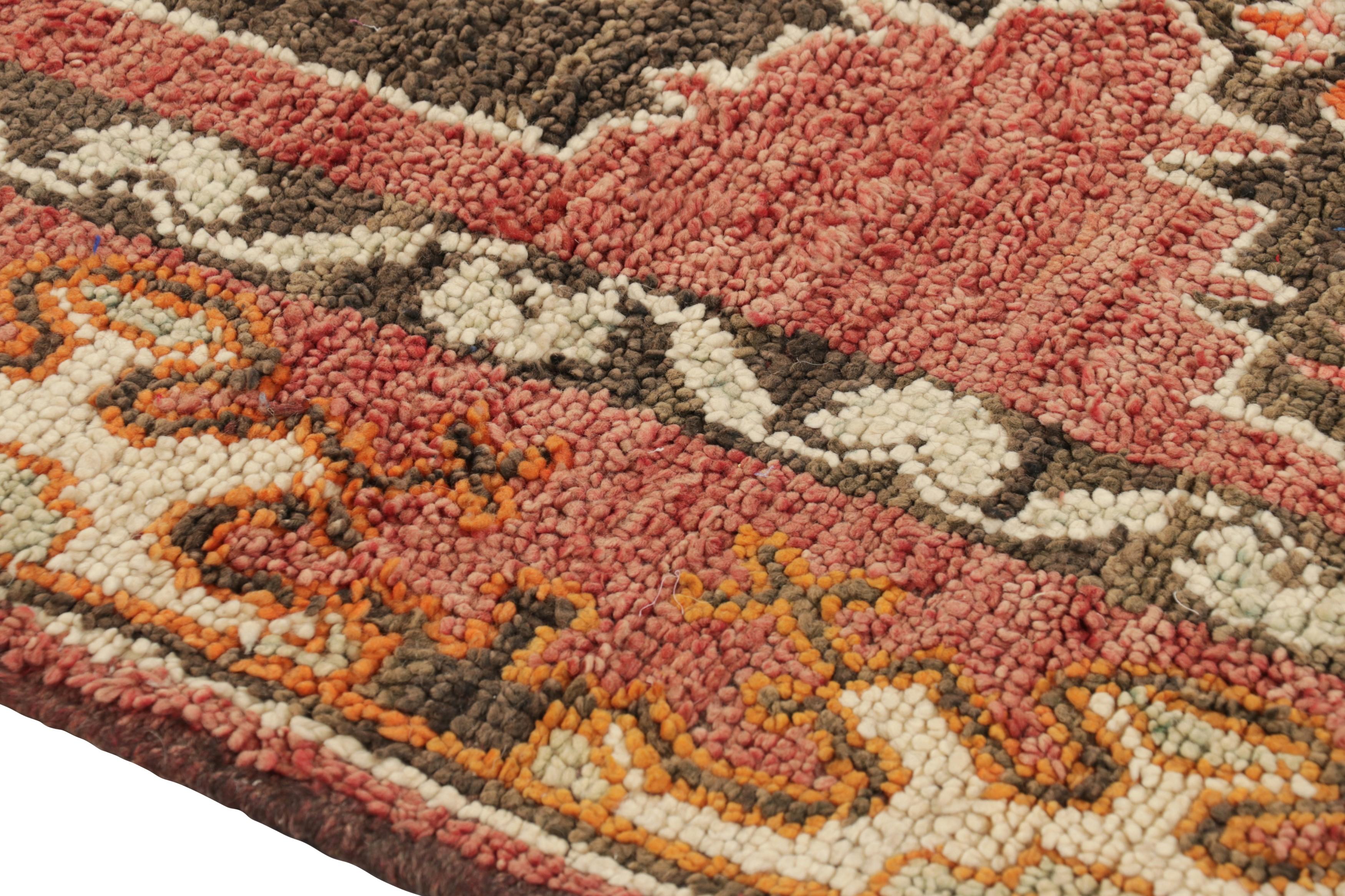 Tappeto marocchino vintage in rosso con medaglioni e immagini di animali - Rug & Kilim In condizioni buone in vendita a Long Island City, NY
