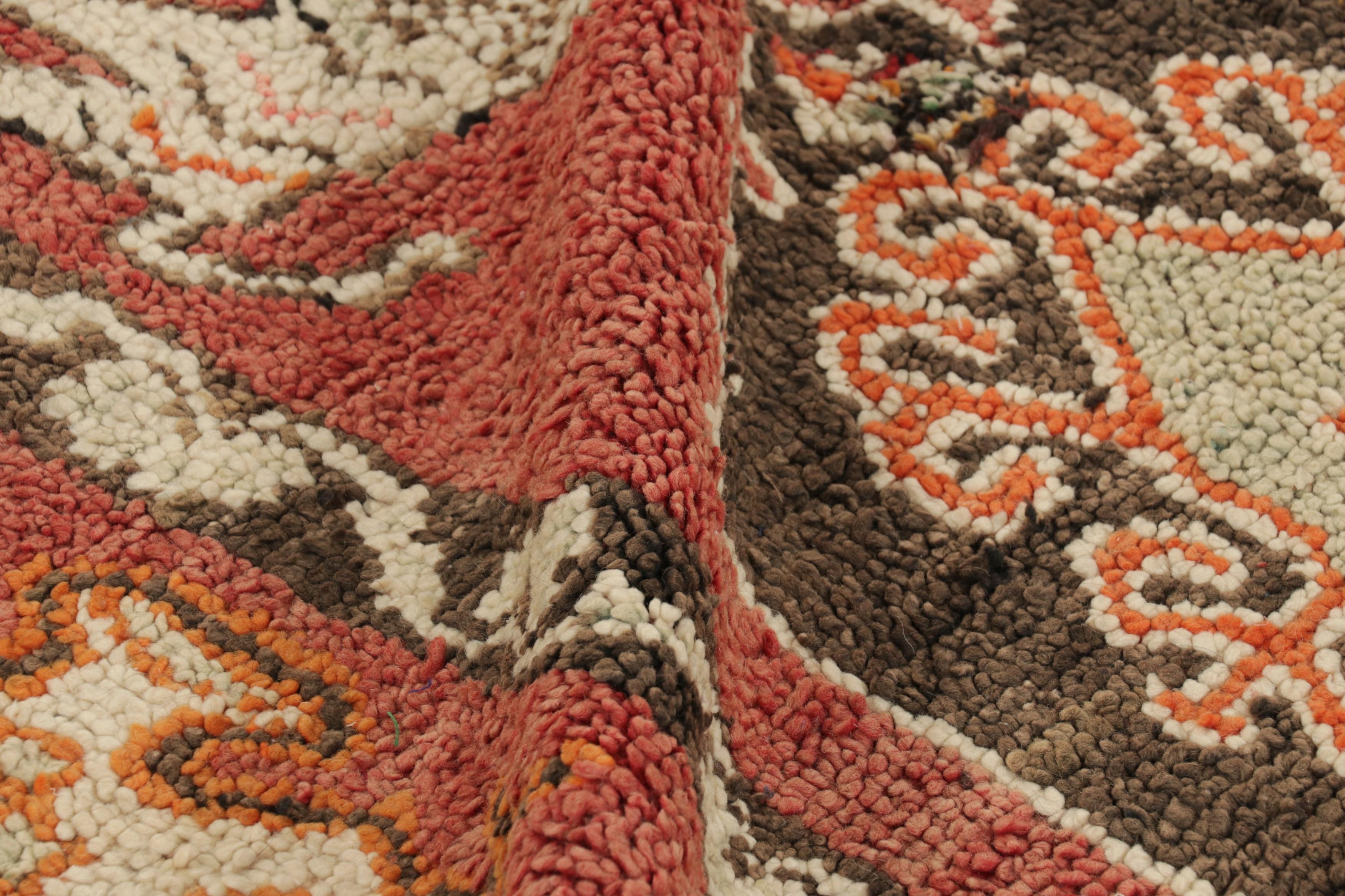 Metà XX secolo Tappeto marocchino vintage in rosso con medaglioni e immagini di animali - Rug & Kilim in vendita