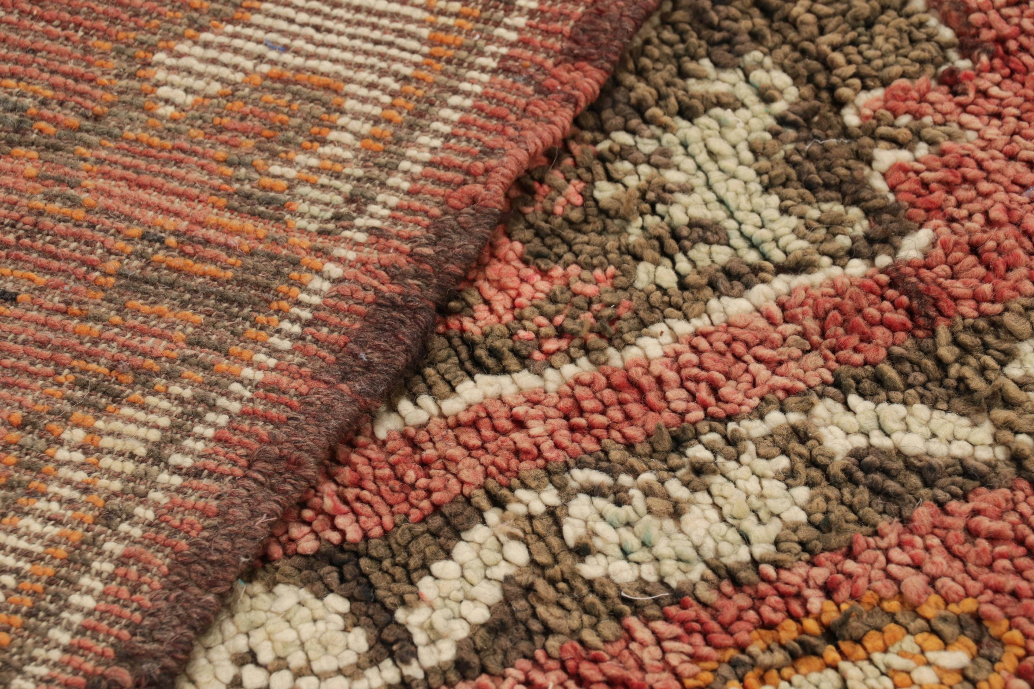 Lana Tappeto marocchino vintage in rosso con medaglioni e immagini di animali - Rug & Kilim in vendita