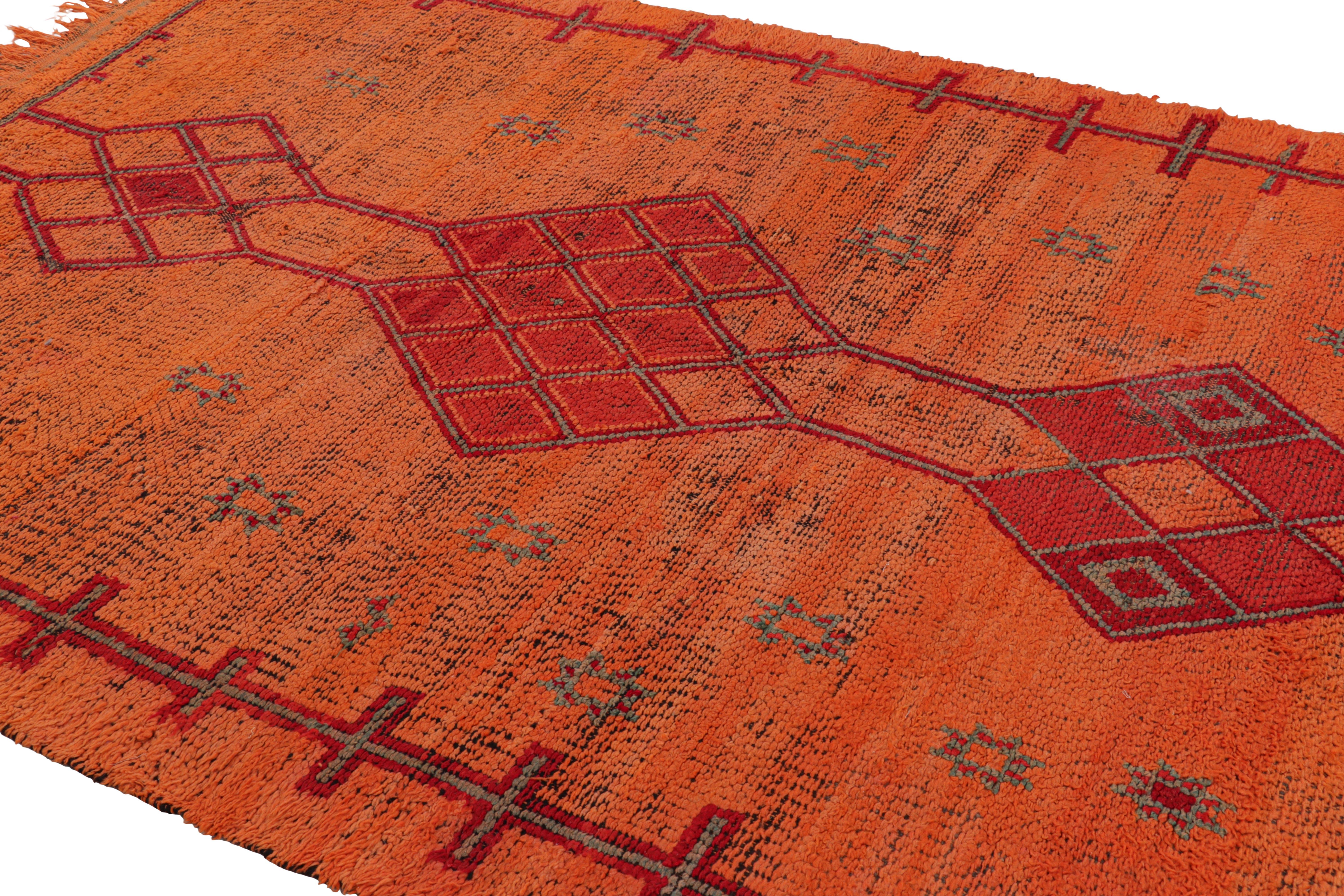 Noué à la main en laine et originaire du Maroc vers 1950-1960, ce tapis marocain vintage 6x9 est une pièce extrêmement rare comme il en existe peu de sa provenance - une nouvelle collection passionnante de Rug & Kilim.  

Sur le Design : 

Les