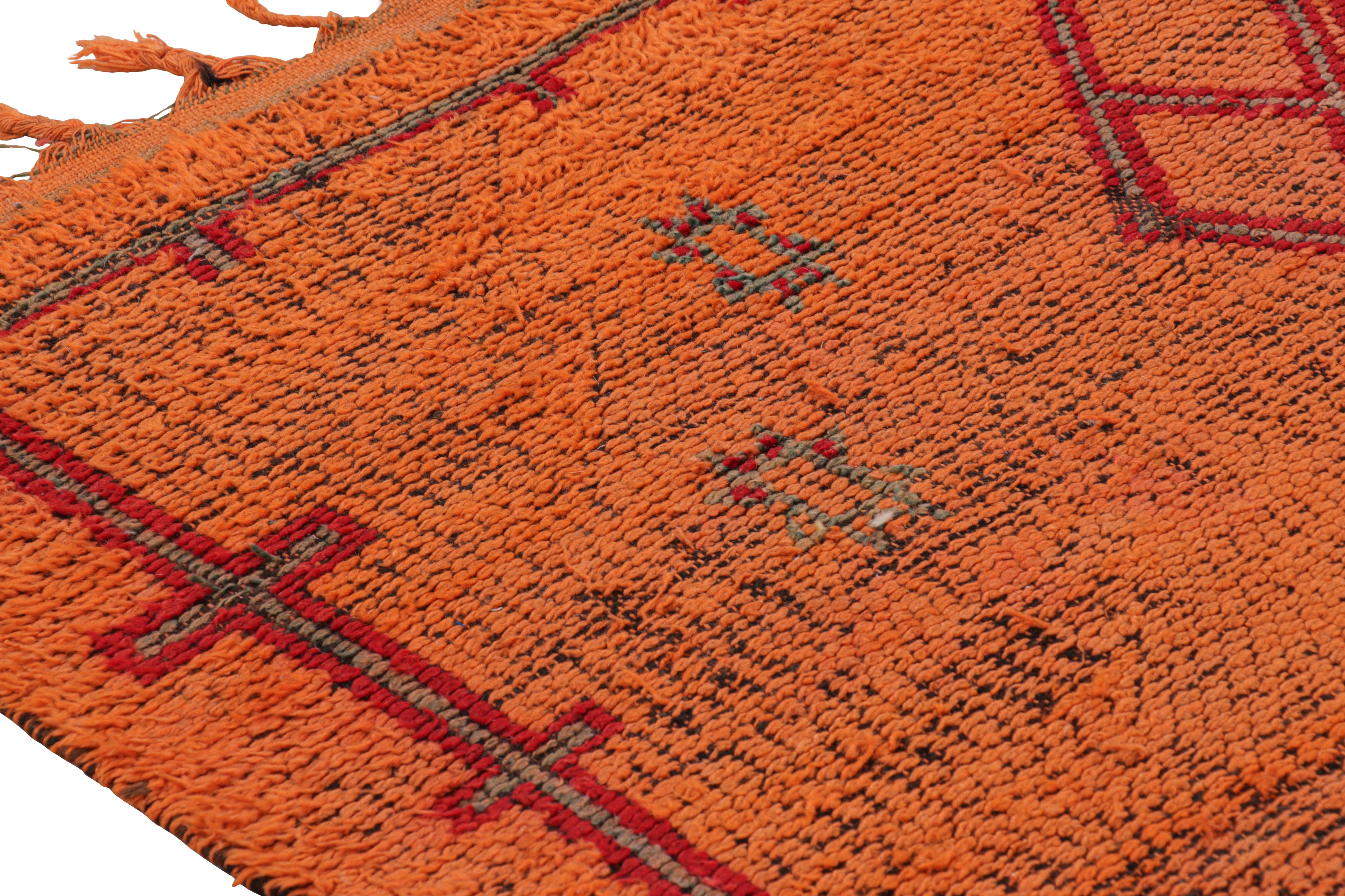 Marocain Tapis marocain vintage en rouille avec médaillons de diamants rouges et bleus de Rug & Kilim en vente