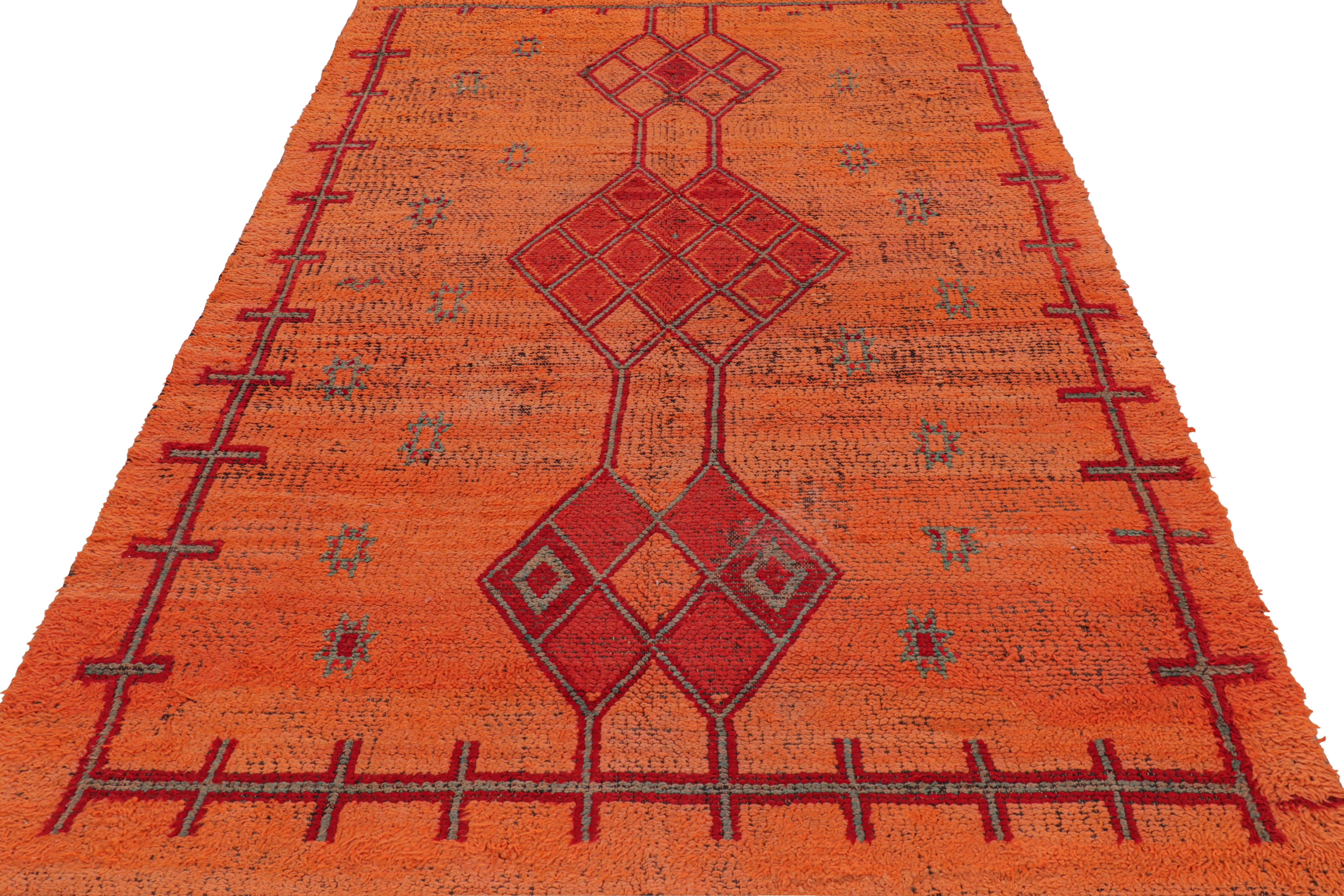 Noué à la main Tapis marocain vintage en rouille avec médaillons de diamants rouges et bleus de Rug & Kilim en vente
