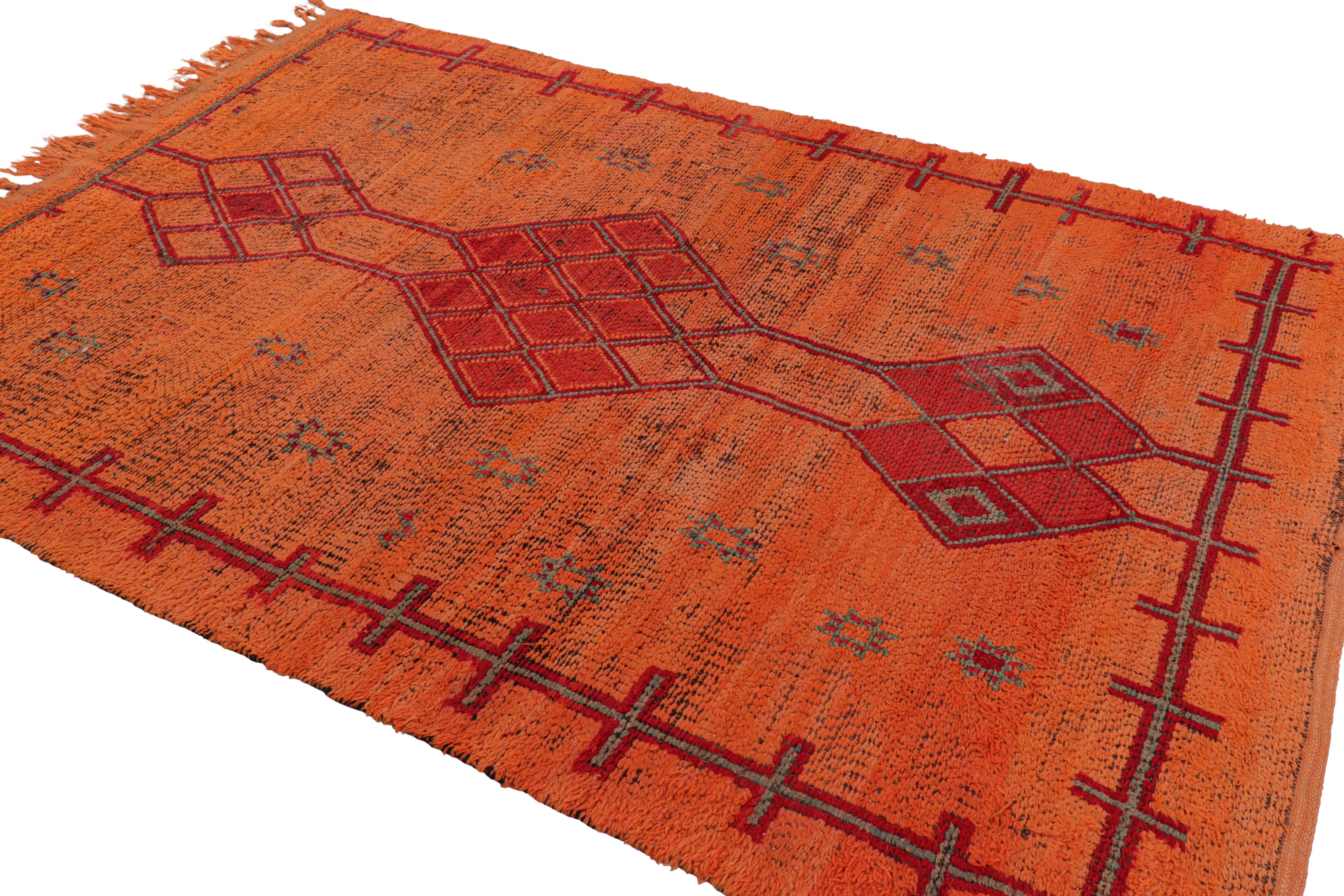 Tapis marocain vintage en rouille avec médaillons de diamants rouges et bleus de Rug & Kilim Bon état - En vente à Long Island City, NY