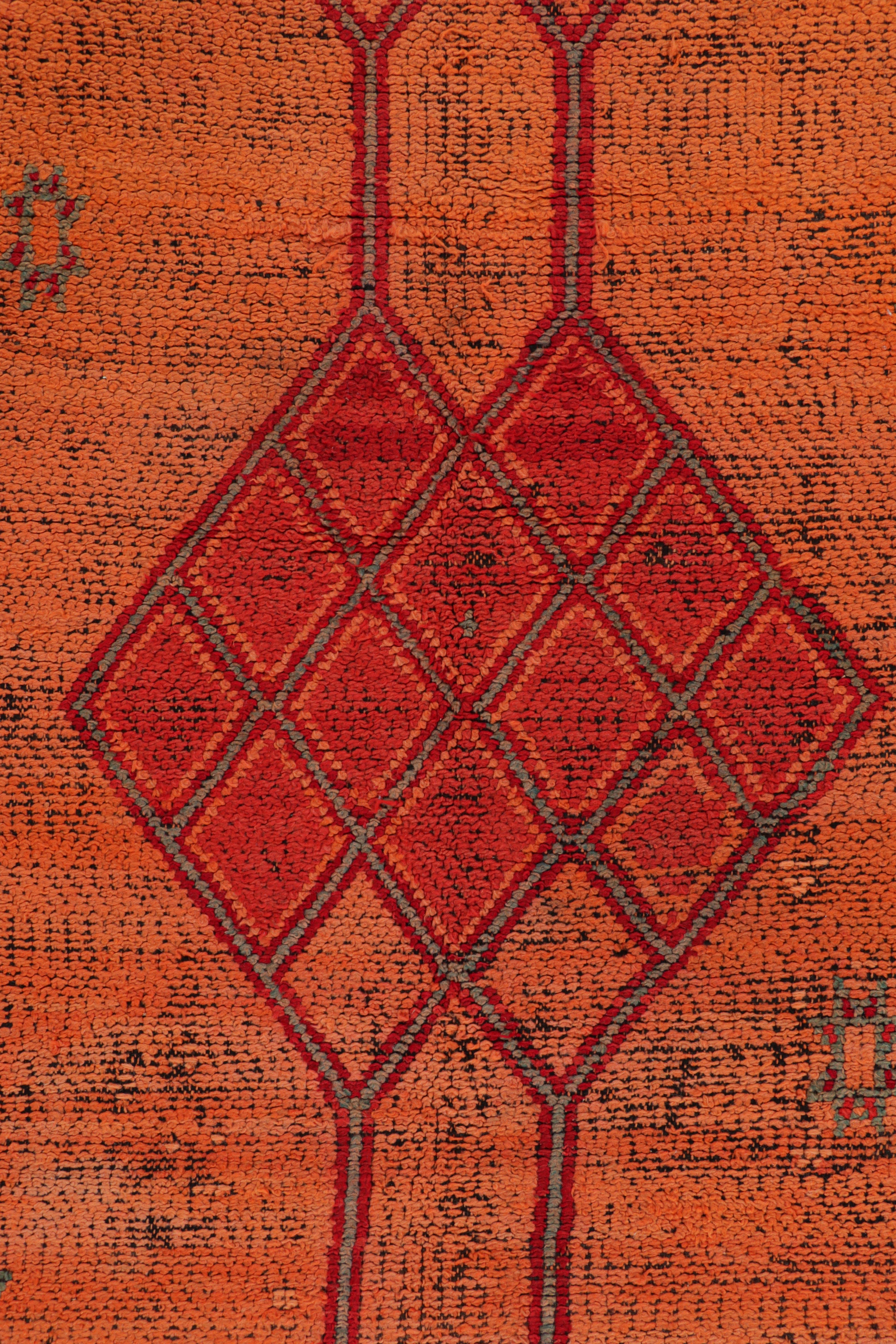 Milieu du XXe siècle Tapis marocain vintage en rouille avec médaillons de diamants rouges et bleus de Rug & Kilim en vente