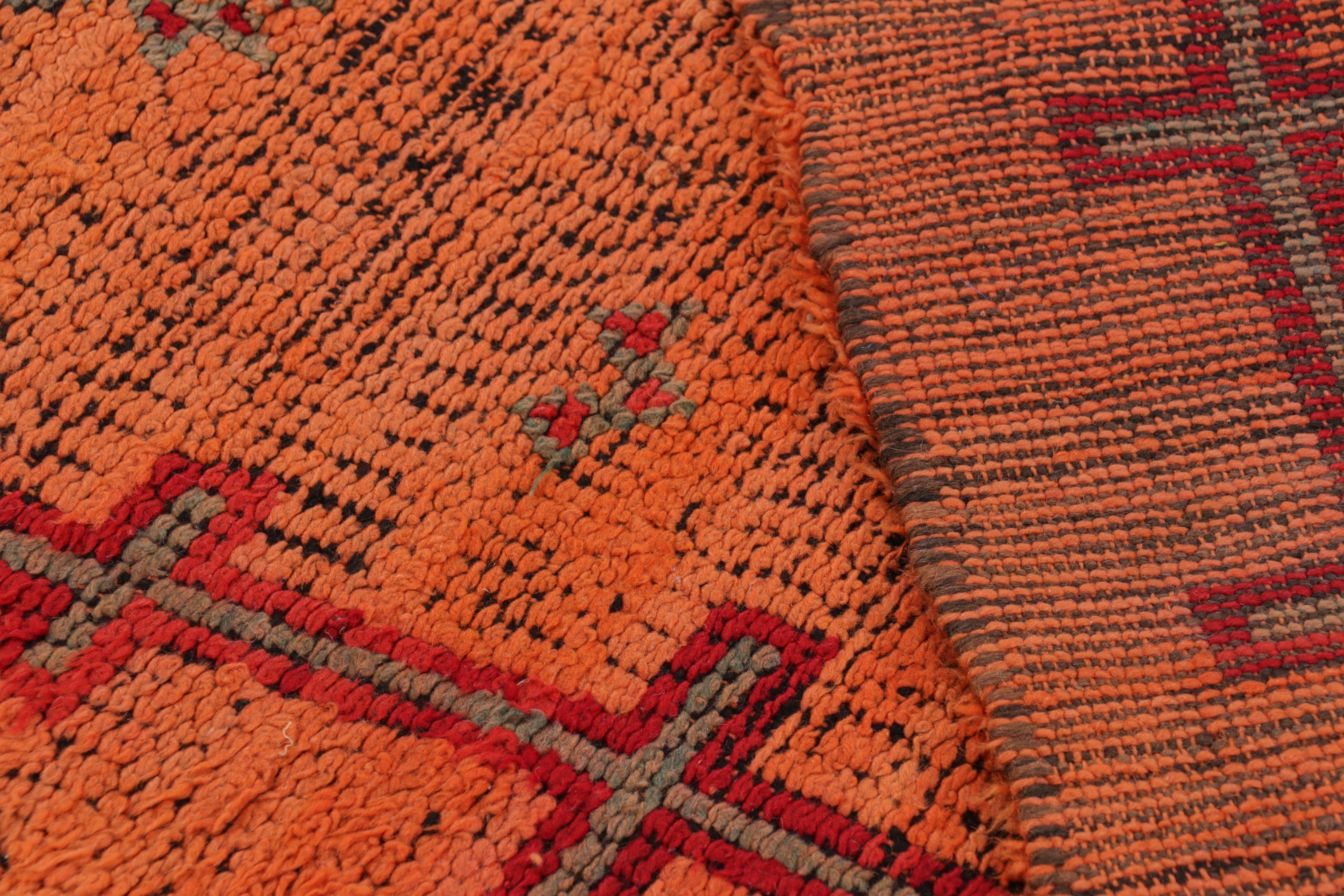Laine Tapis marocain vintage en rouille avec médaillons de diamants rouges et bleus de Rug & Kilim en vente