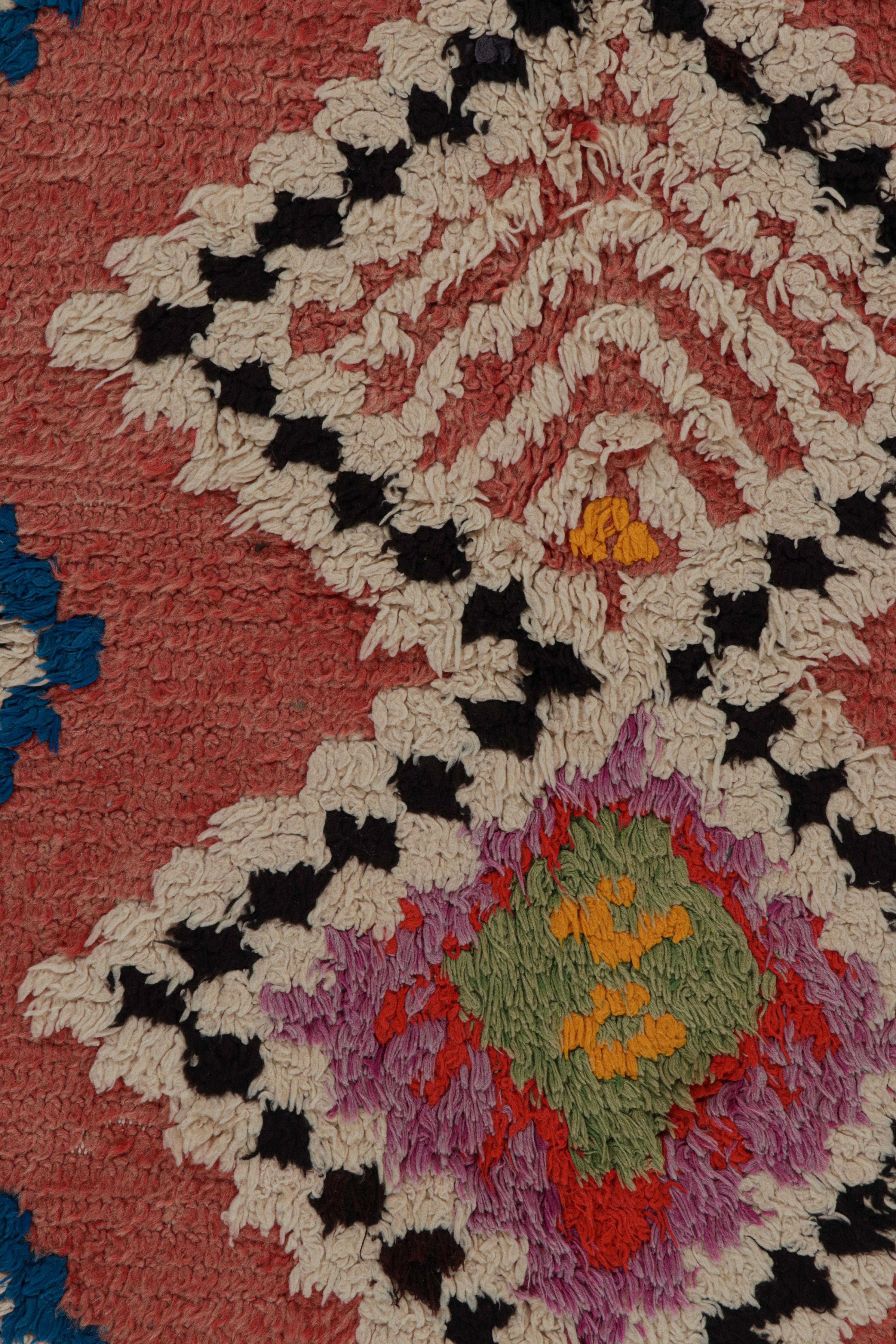 Marokkanischer Vintage-Teppich in Lachsrot mit geometrischen Mustern, von Rug & Kilim  (Mitte des 20. Jahrhunderts) im Angebot