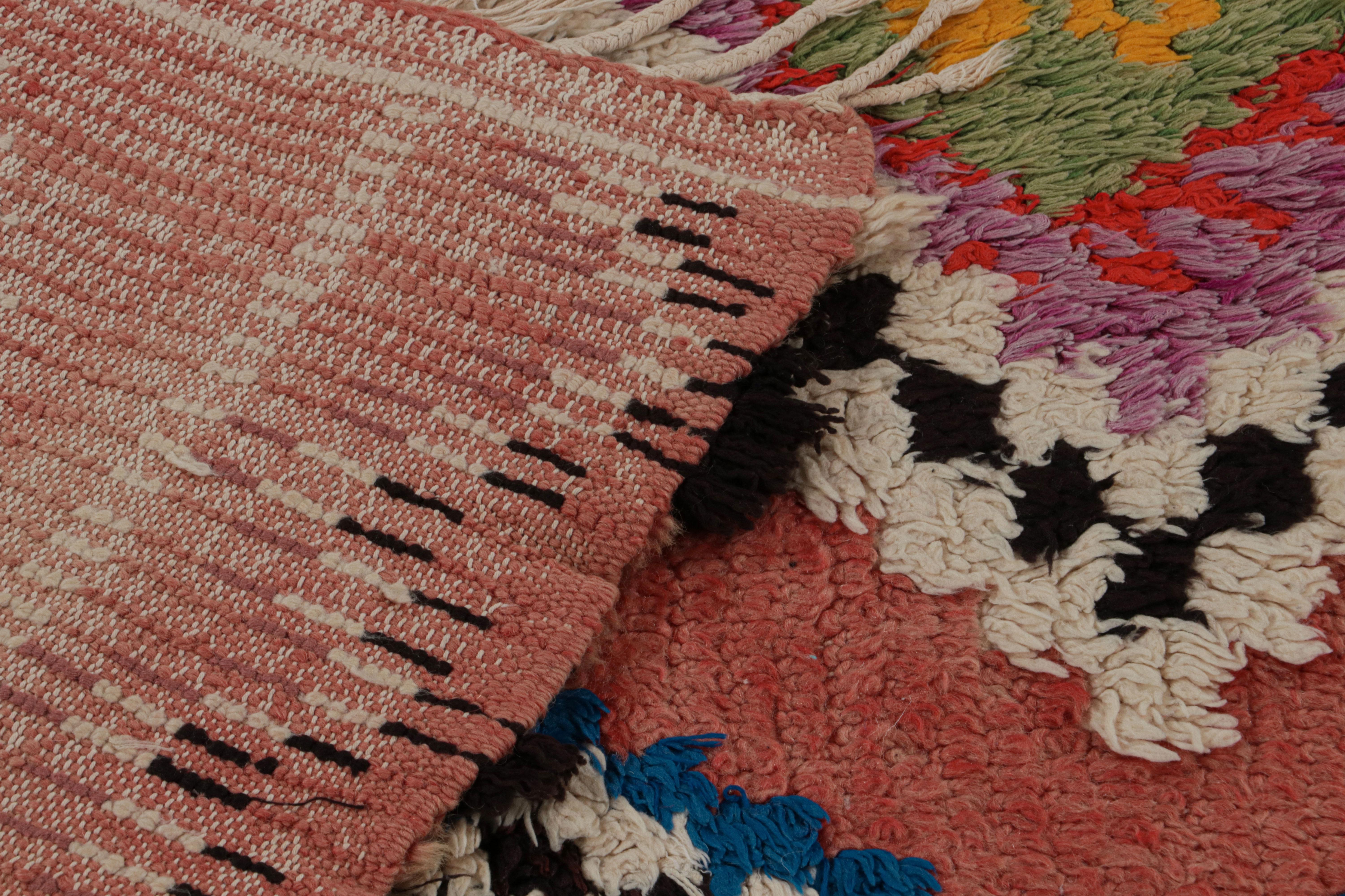 Marokkanischer Vintage-Teppich in Lachsrot mit geometrischen Mustern, von Rug & Kilim  im Angebot 1