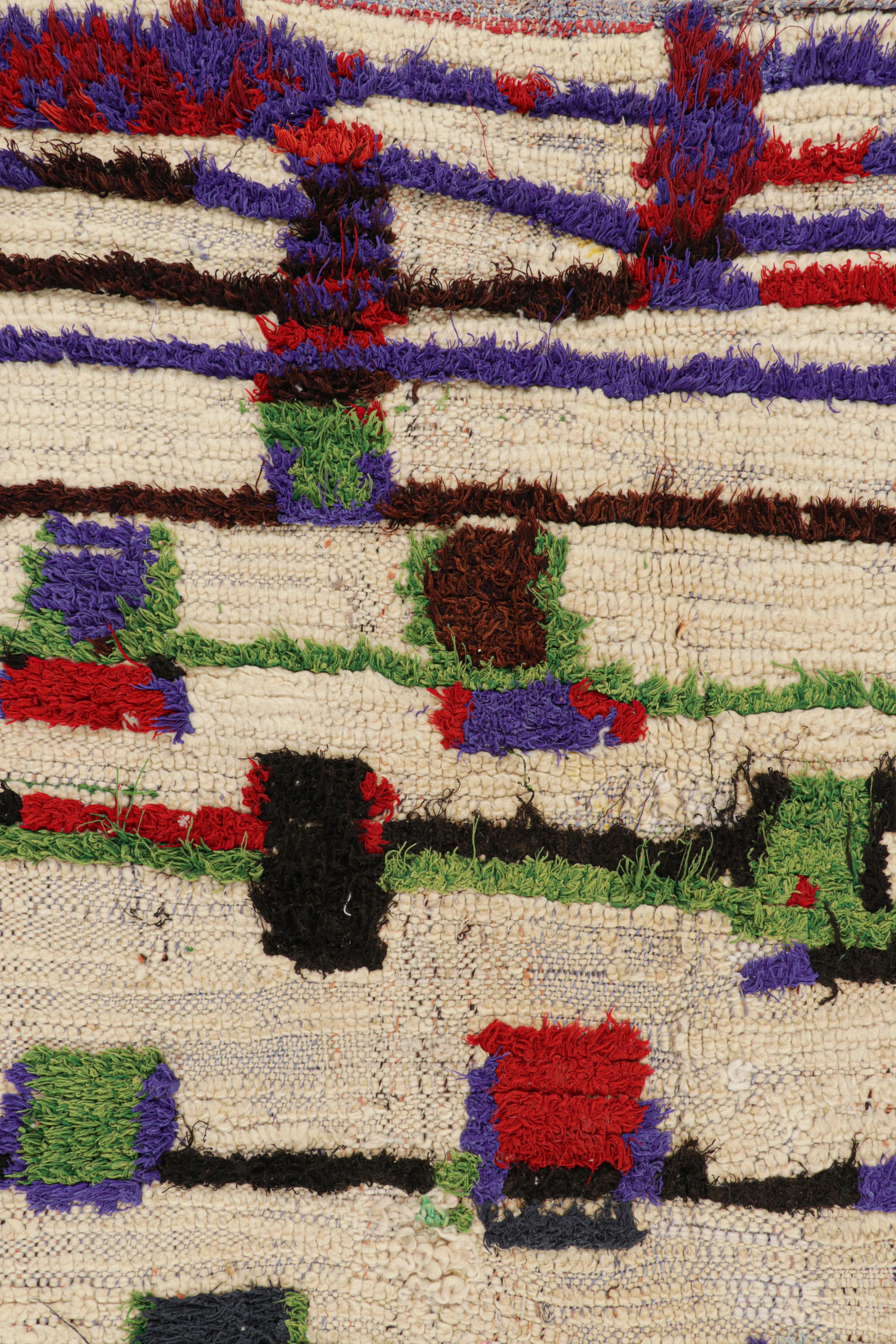 Marokkanischer Vintage-Teppich in Weiß mit geometrischen Mustern und Streifen  Rug & Kilim (Handgeknüpft) im Angebot