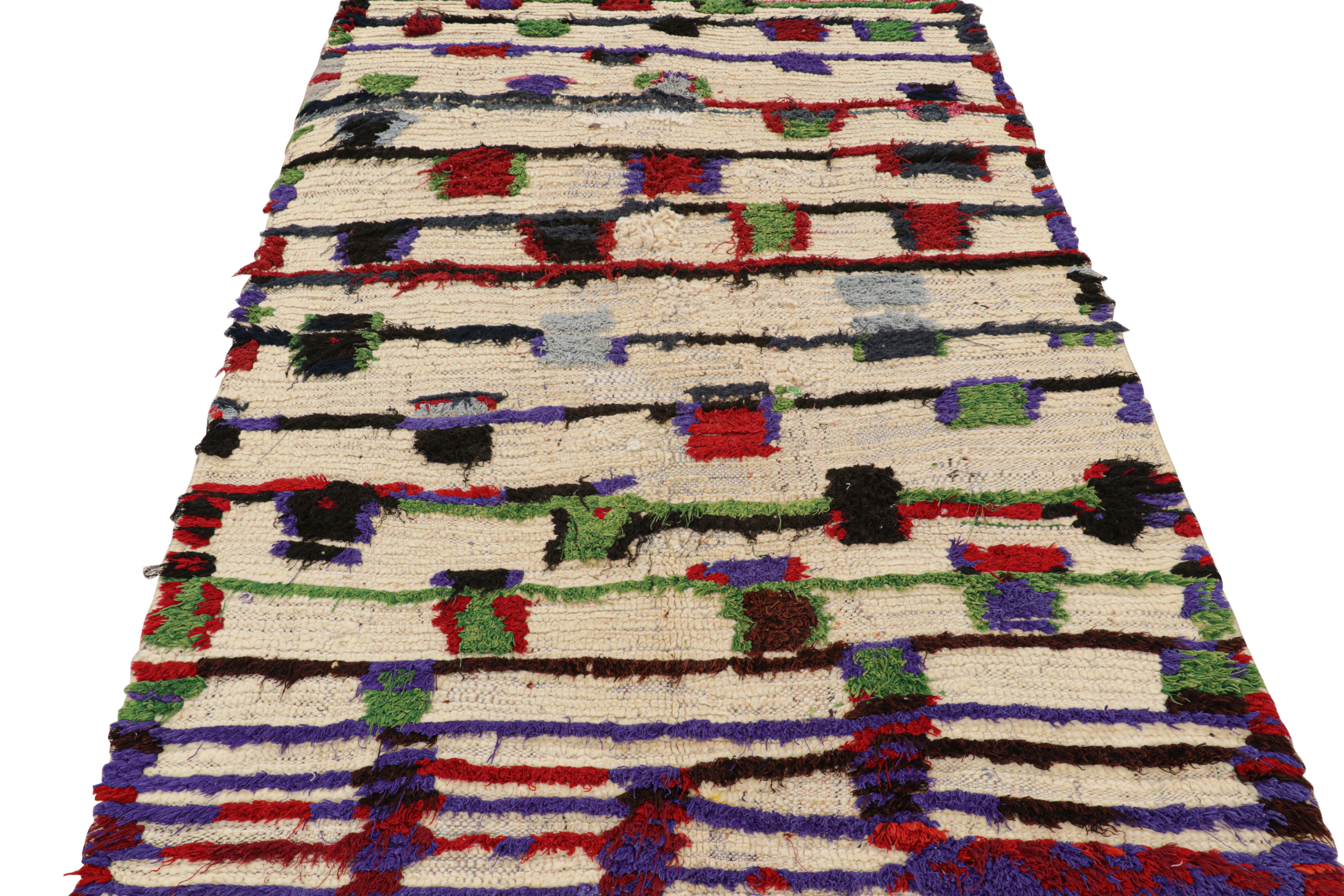 Marokkanischer Vintage-Teppich in Weiß mit geometrischen Mustern und Streifen  Rug & Kilim im Zustand „Gut“ im Angebot in Long Island City, NY