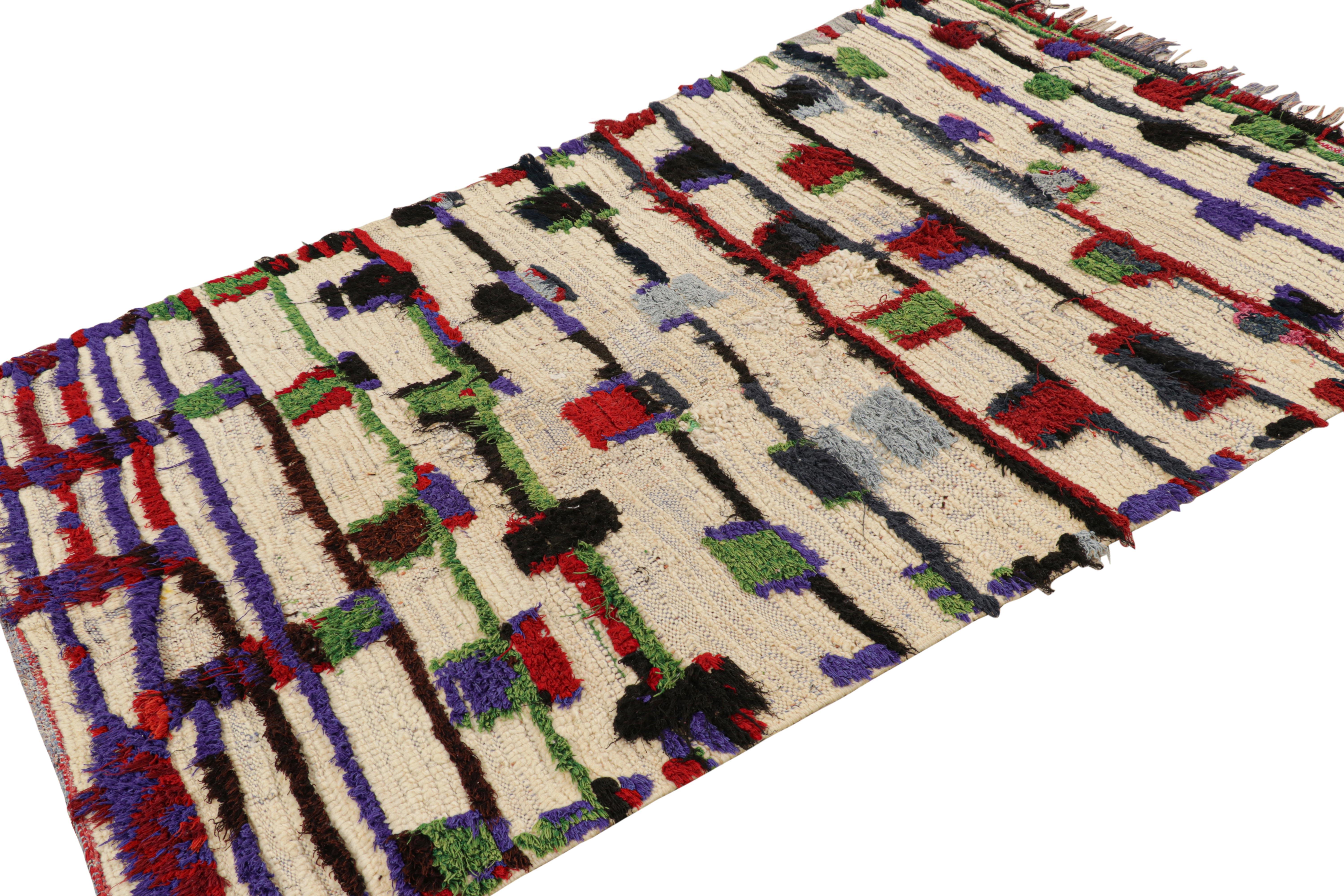 Marokkanischer Vintage-Teppich in Weiß mit geometrischen Mustern und Streifen  Rug & Kilim (Mitte des 20. Jahrhunderts) im Angebot