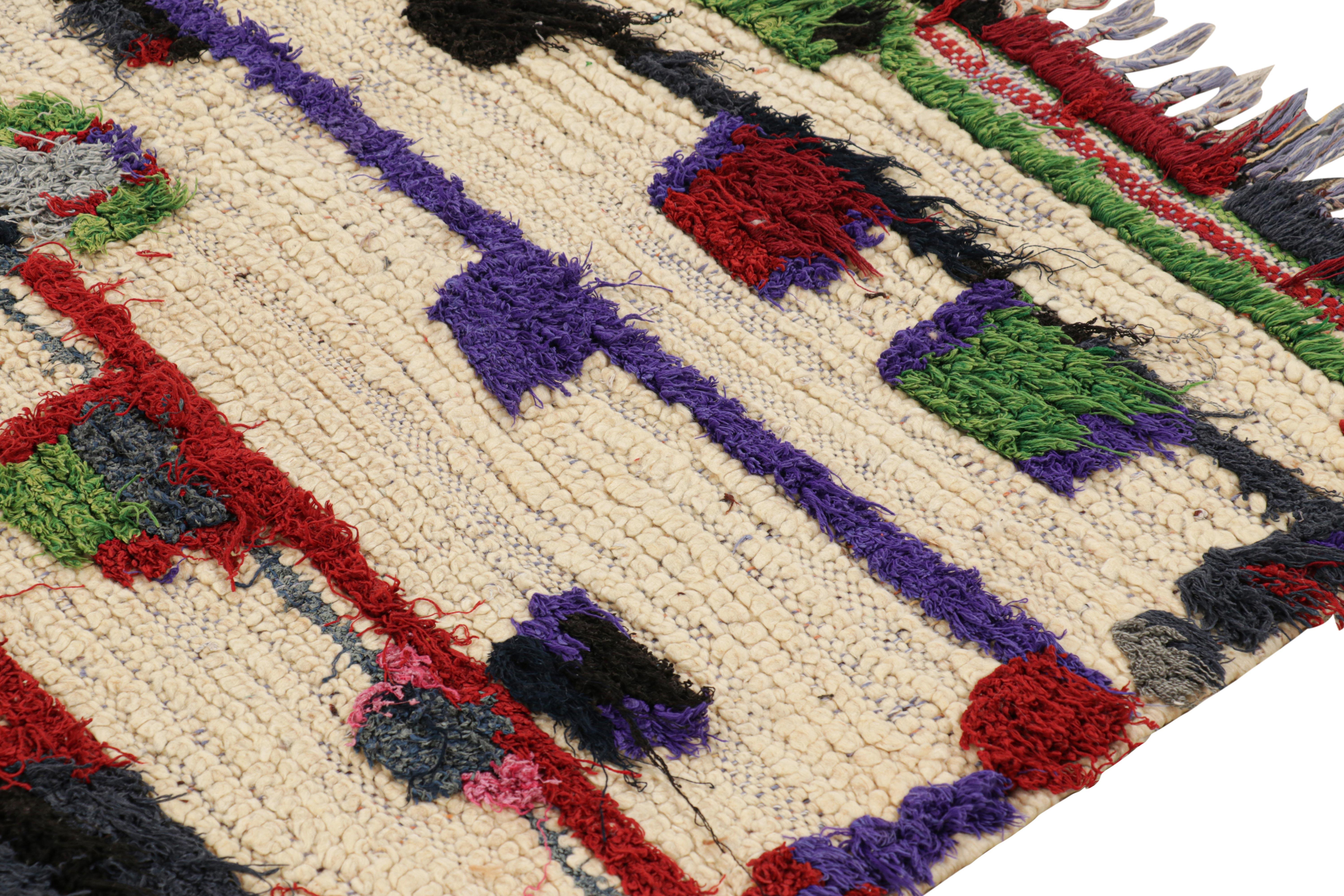 Marokkanischer Vintage-Teppich in Weiß mit geometrischen Mustern und Streifen  Rug & Kilim (Wolle) im Angebot