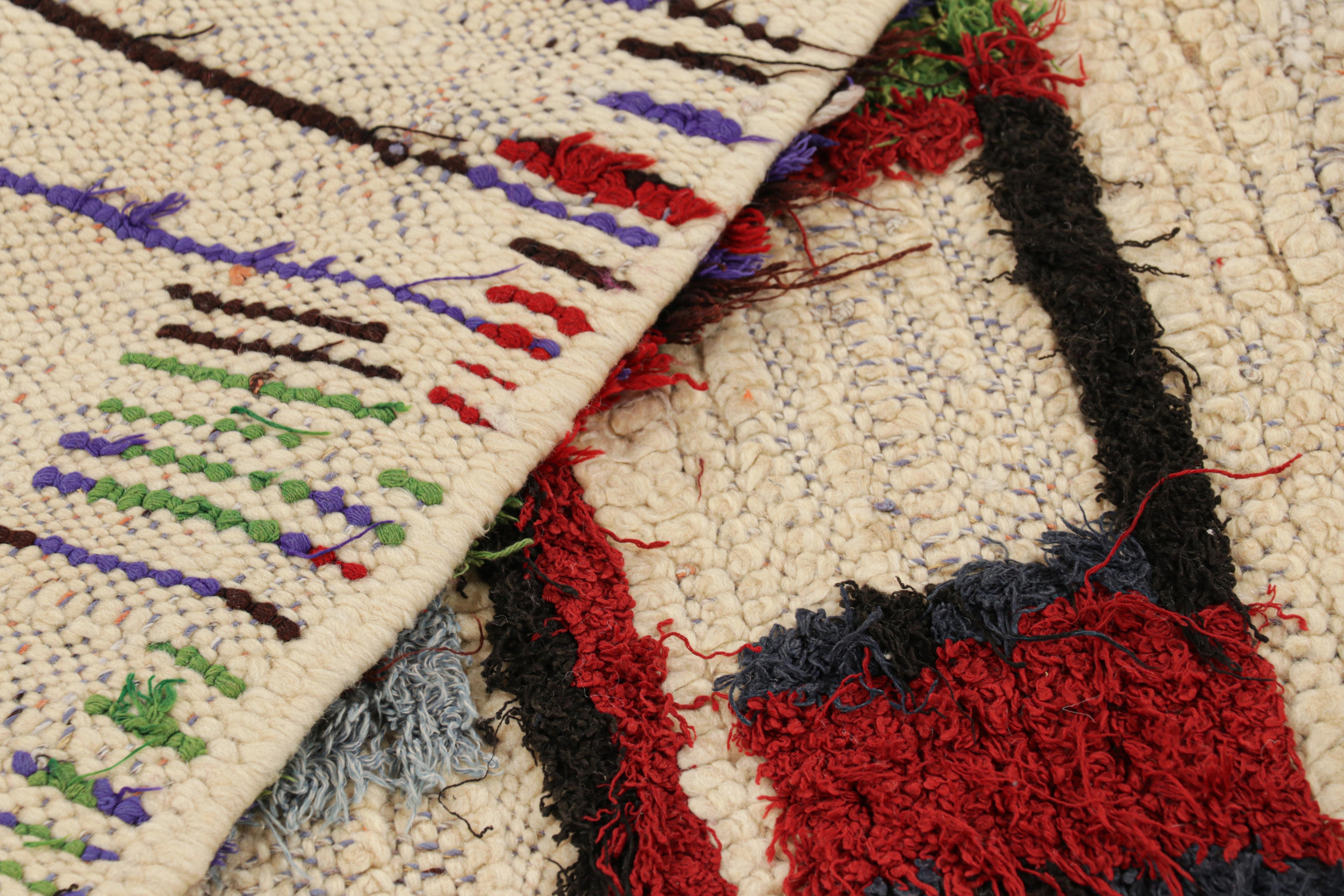 Marokkanischer Vintage-Teppich in Weiß mit geometrischen Mustern und Streifen  Rug & Kilim im Angebot 1