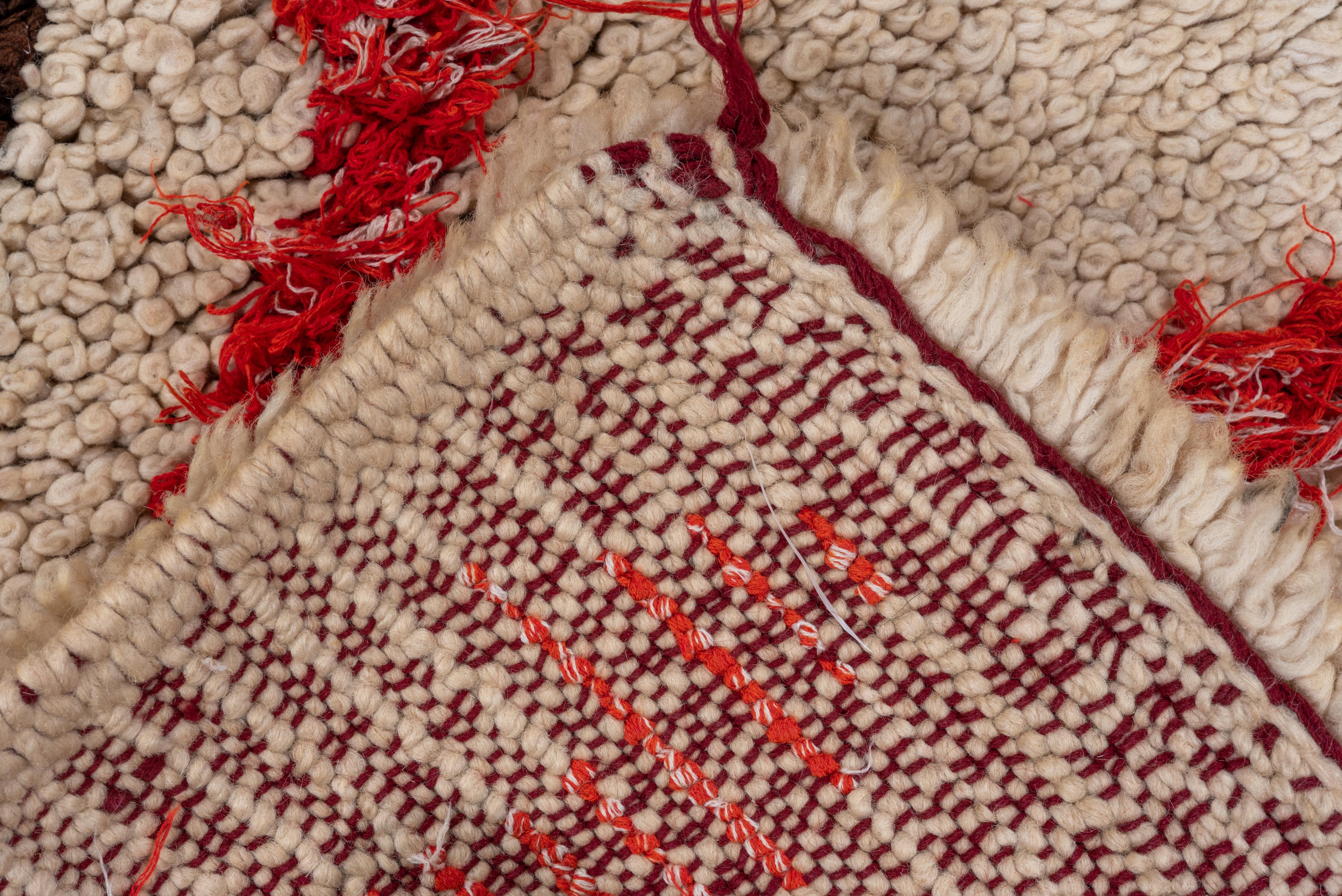 Alfombra marroquí vintage - Suelo marfil con diseño tribal en zigzag rojo en Bueno estado para la venta en New York, NY