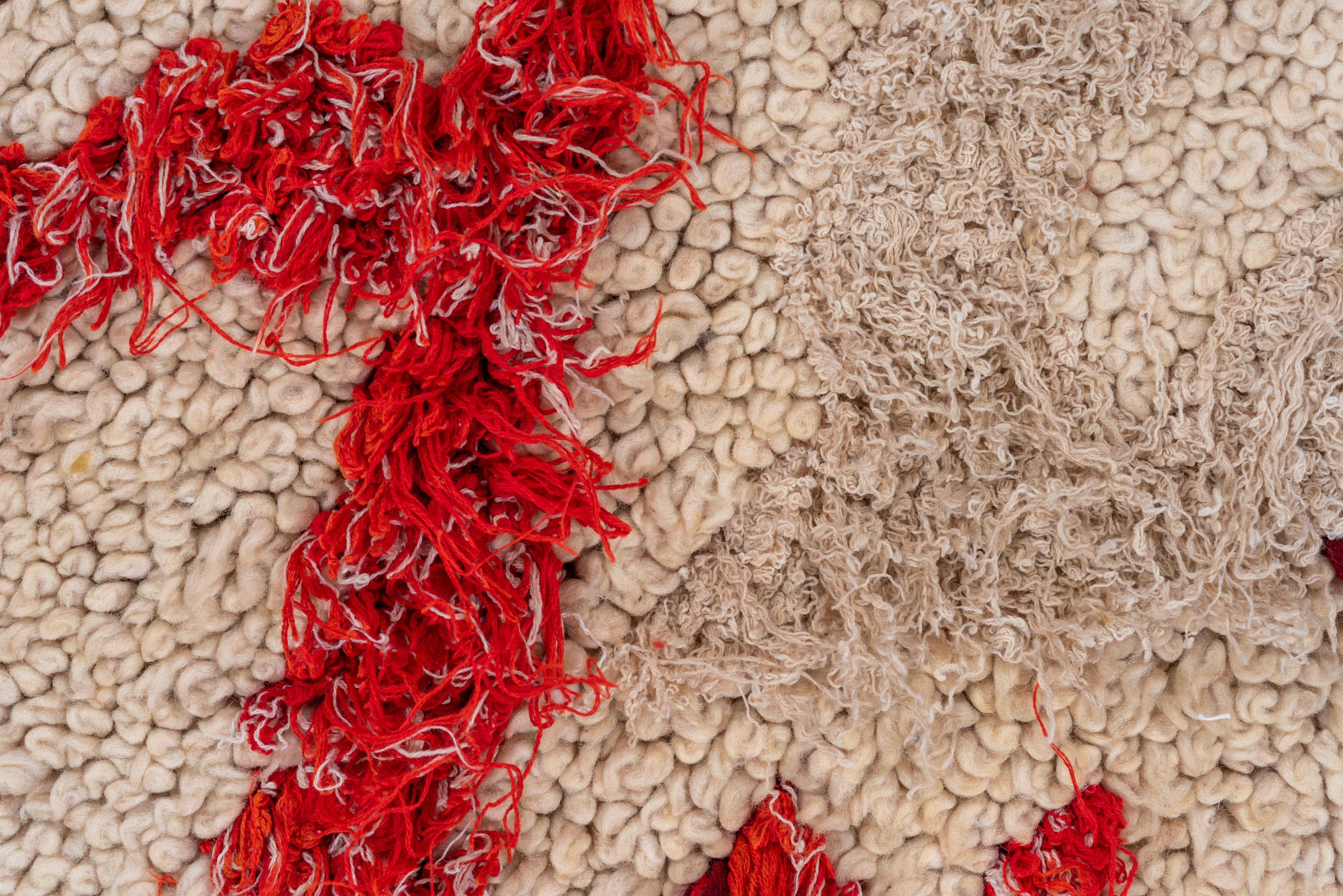 Alfombra marroquí vintage - Suelo marfil con diseño tribal en zigzag rojo siglo XX en venta