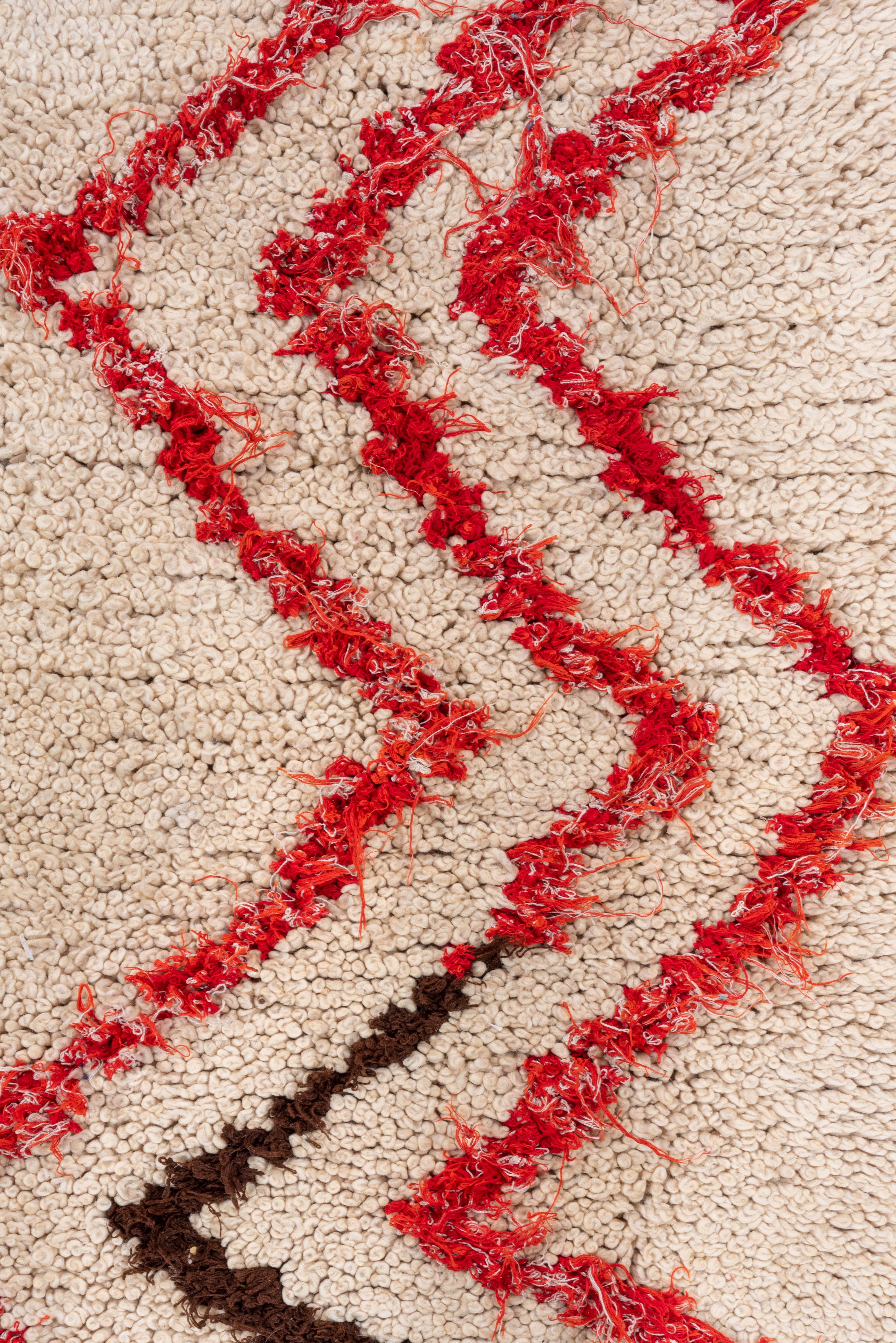 Alfombra marroquí vintage - Suelo marfil con diseño tribal en zigzag rojo Lana en venta