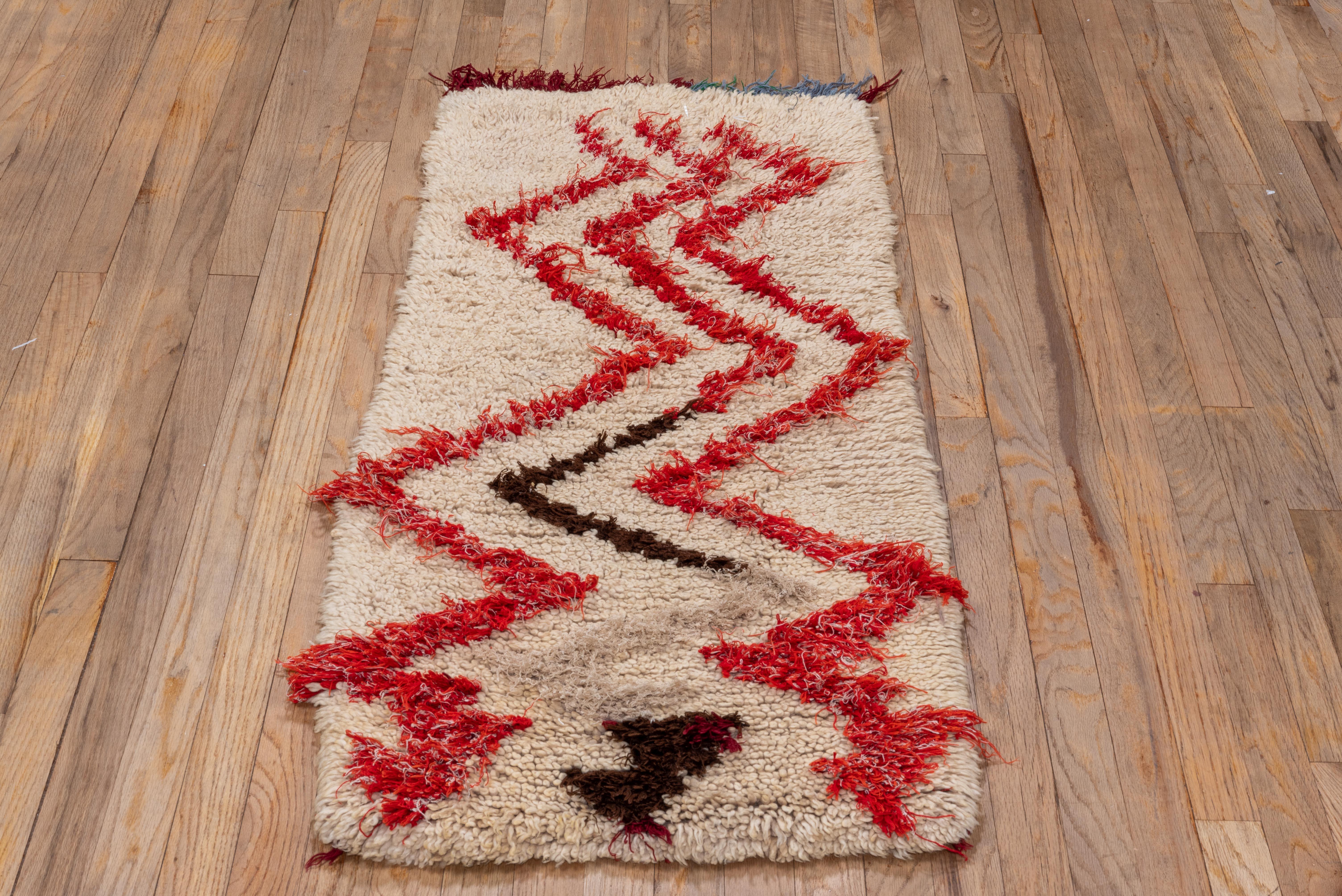 Alfombra marroquí vintage - Suelo marfil con diseño tribal en zigzag rojo en venta 1