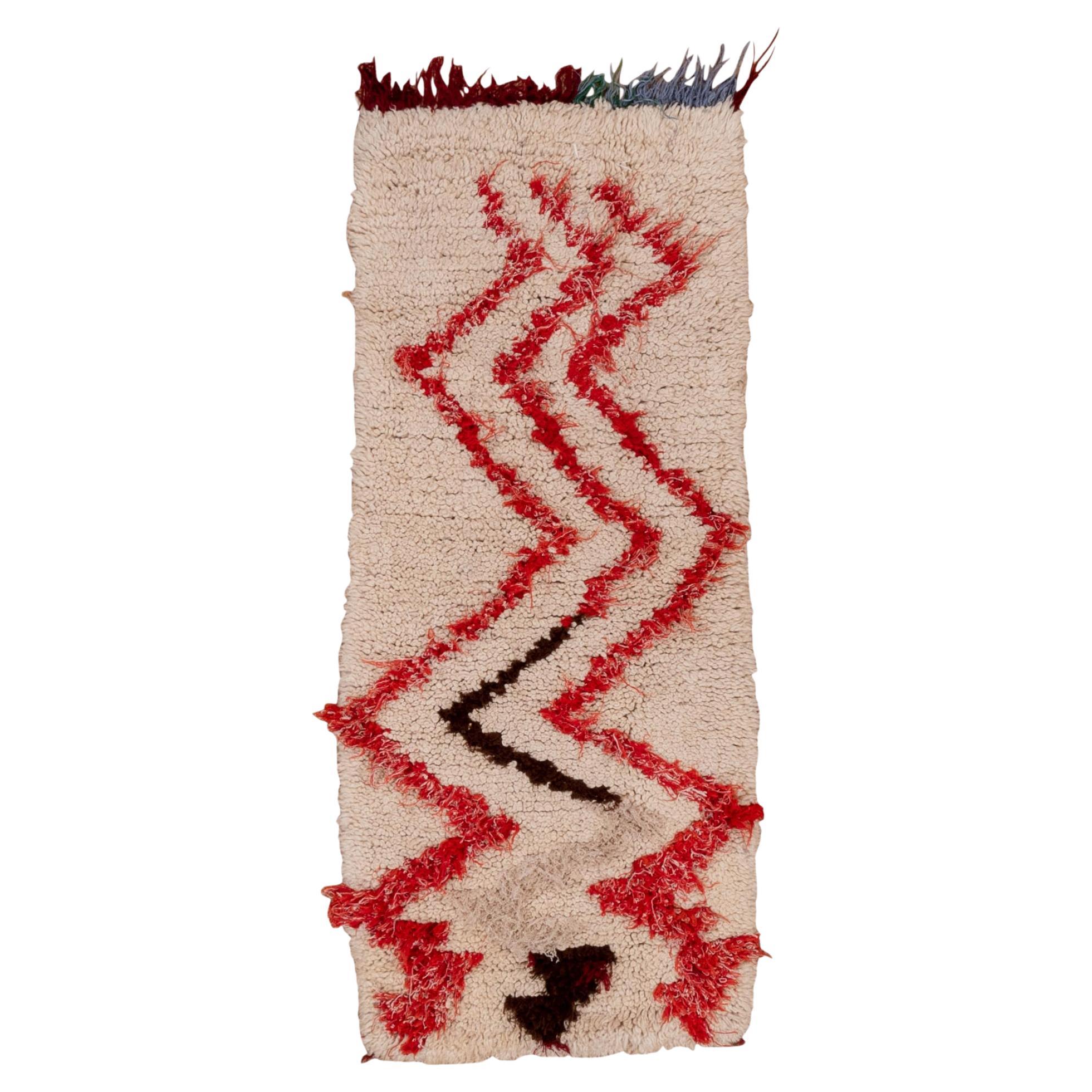 Alfombra marroquí vintage - Suelo marfil con diseño tribal en zigzag rojo en venta