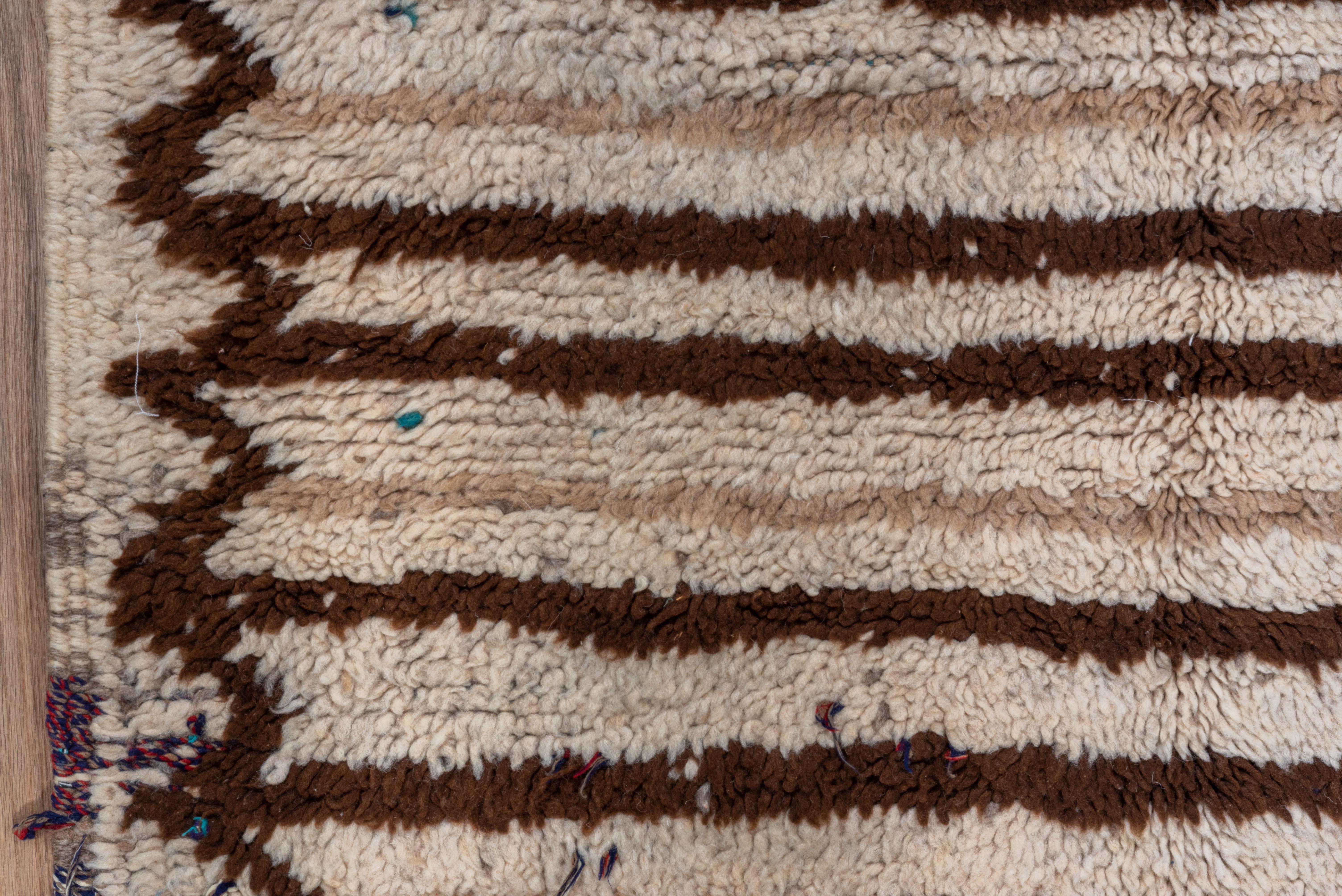 Alfombra Marroquí Vintage Patrón de Rayas Tribales Lineales en Marfil y Marrón siglo XX en venta