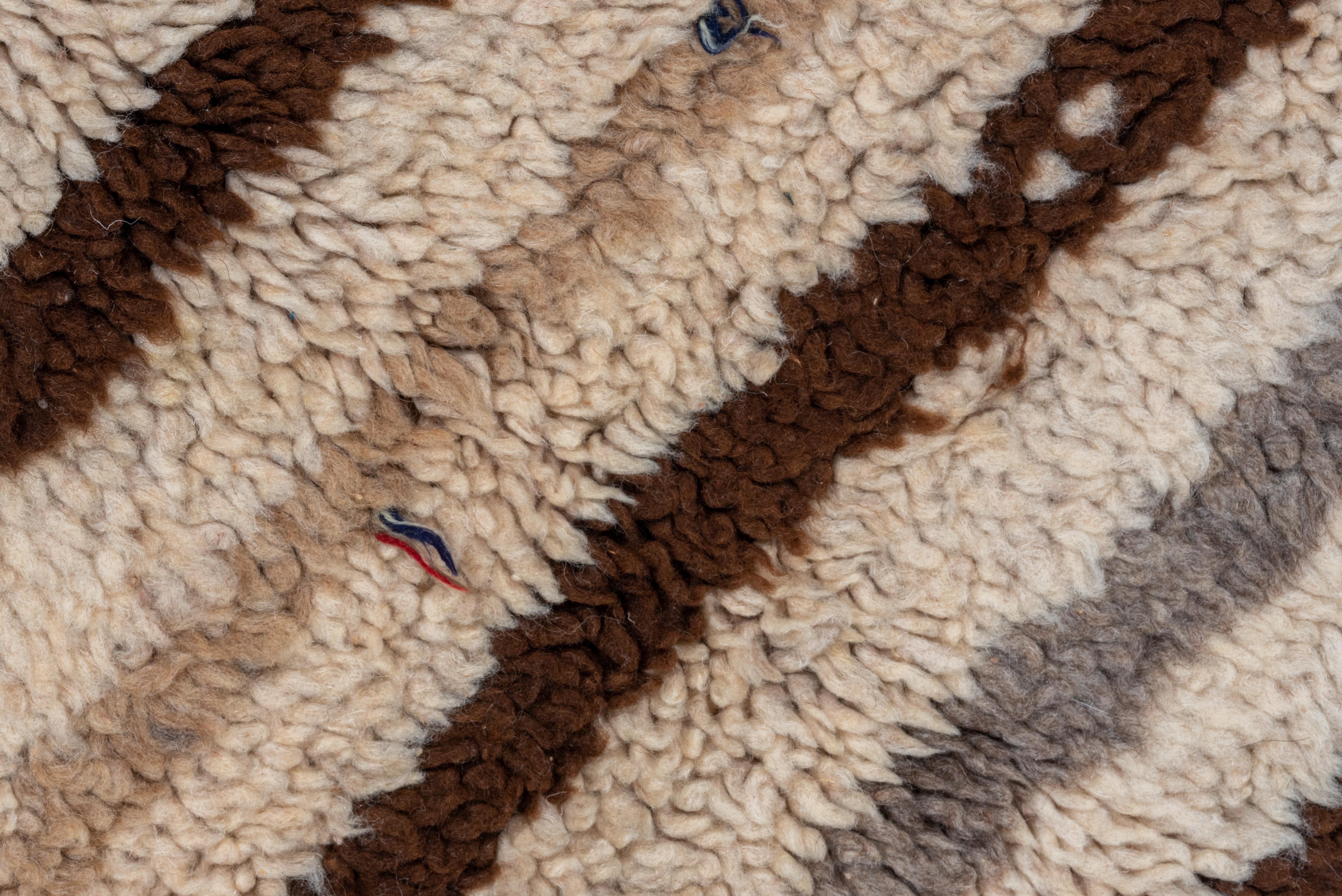 Alfombra Marroquí Vintage Patrón de Rayas Tribales Lineales en Marfil y Marrón Lana en venta