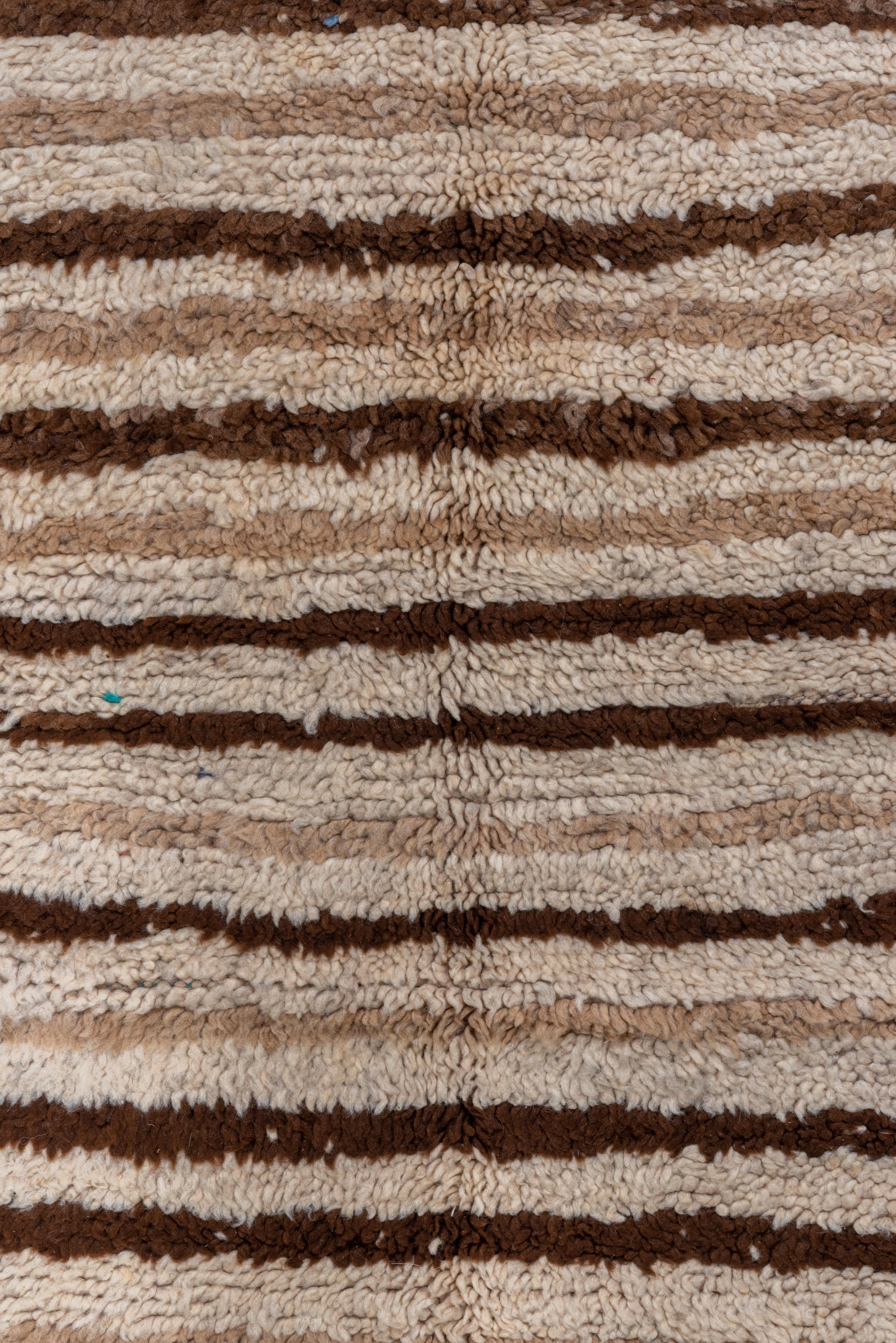 Alfombra Marroquí Vintage Patrón de Rayas Tribales Lineales en Marfil y Marrón en venta 1