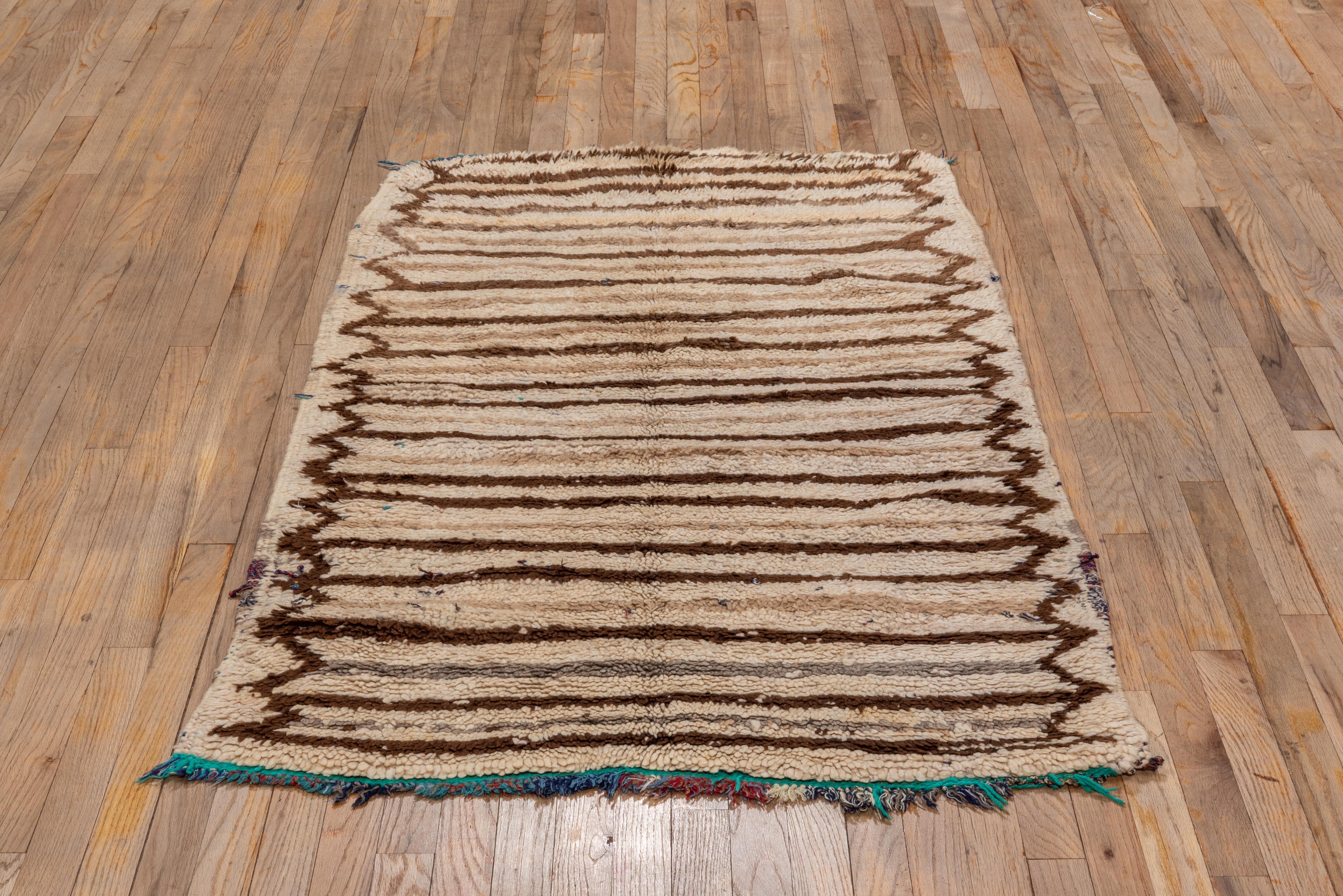 Alfombra Marroquí Vintage Patrón de Rayas Tribales Lineales en Marfil y Marrón en venta 2