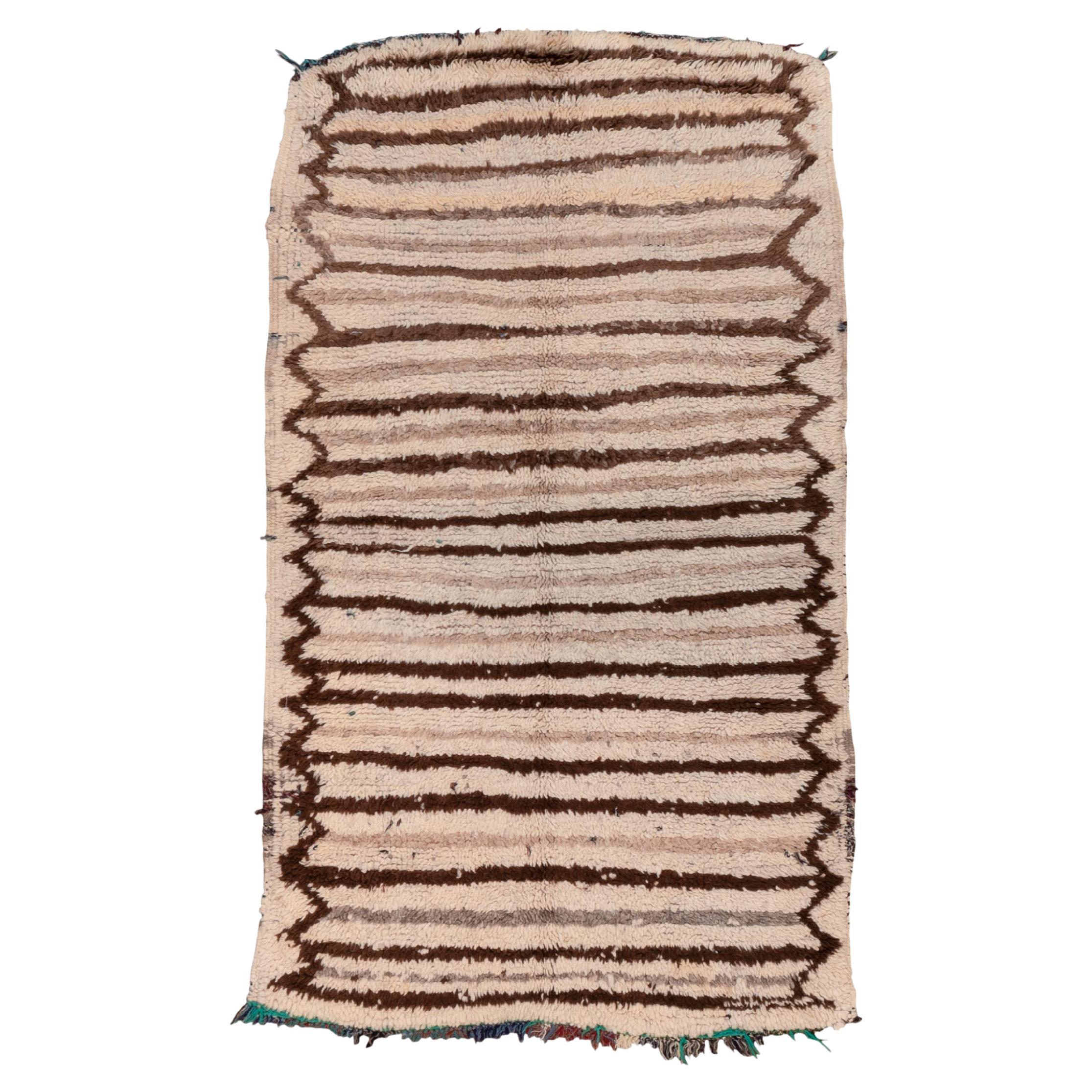 Alfombra Marroquí Vintage Patrón de Rayas Tribales Lineales en Marfil y Marrón en venta