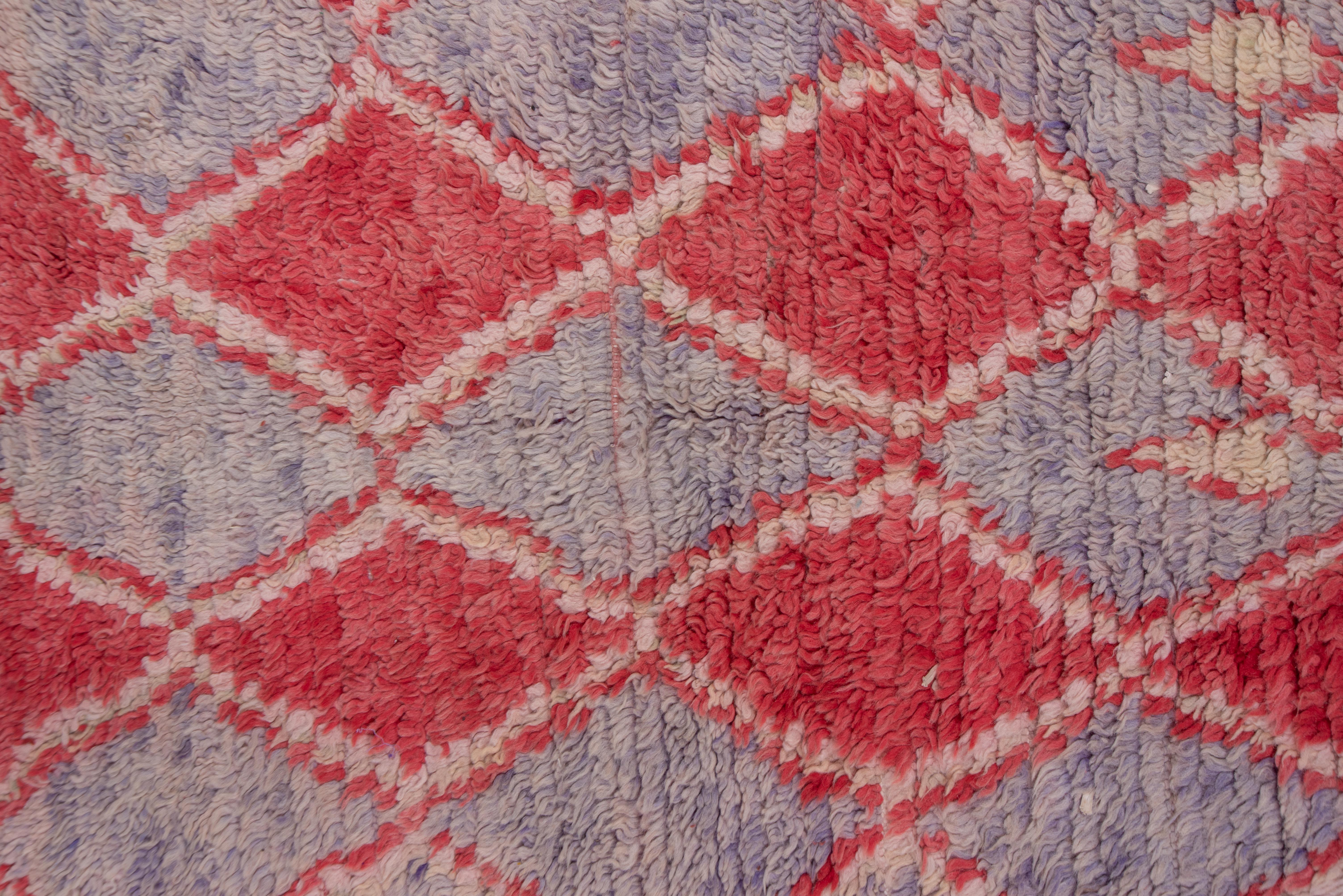 Alfombra marroquí vintage Rejilla romboidal marroquí en lila suave y carmesí Lana en venta