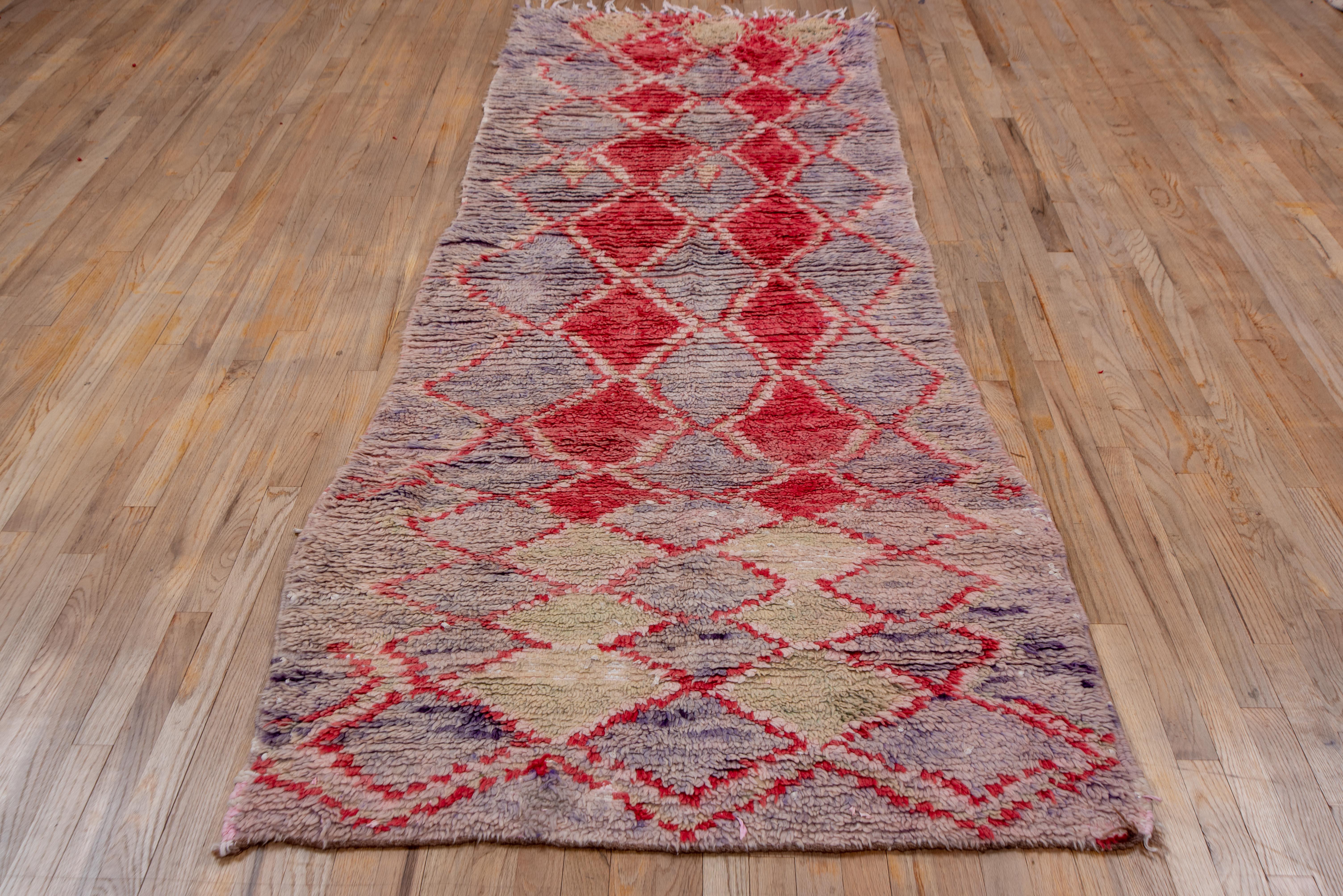 Alfombra marroquí vintage Rejilla romboidal marroquí en lila suave y carmesí en venta 1
