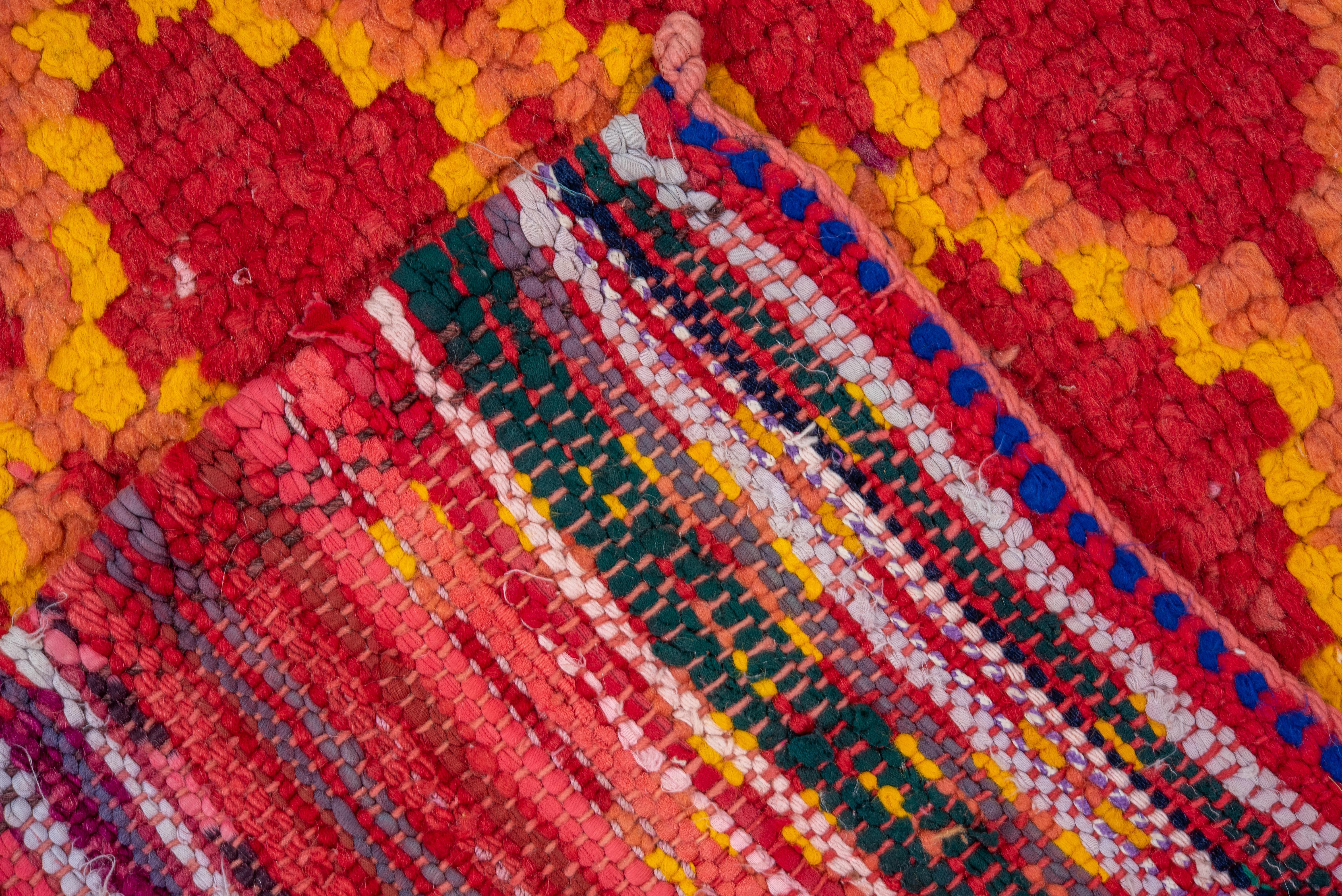 Marokkanischer Vintage-Teppich Marokkanisches Gittermuster in feurigem Zinnoberrot und Gold (20. Jahrhundert) im Angebot