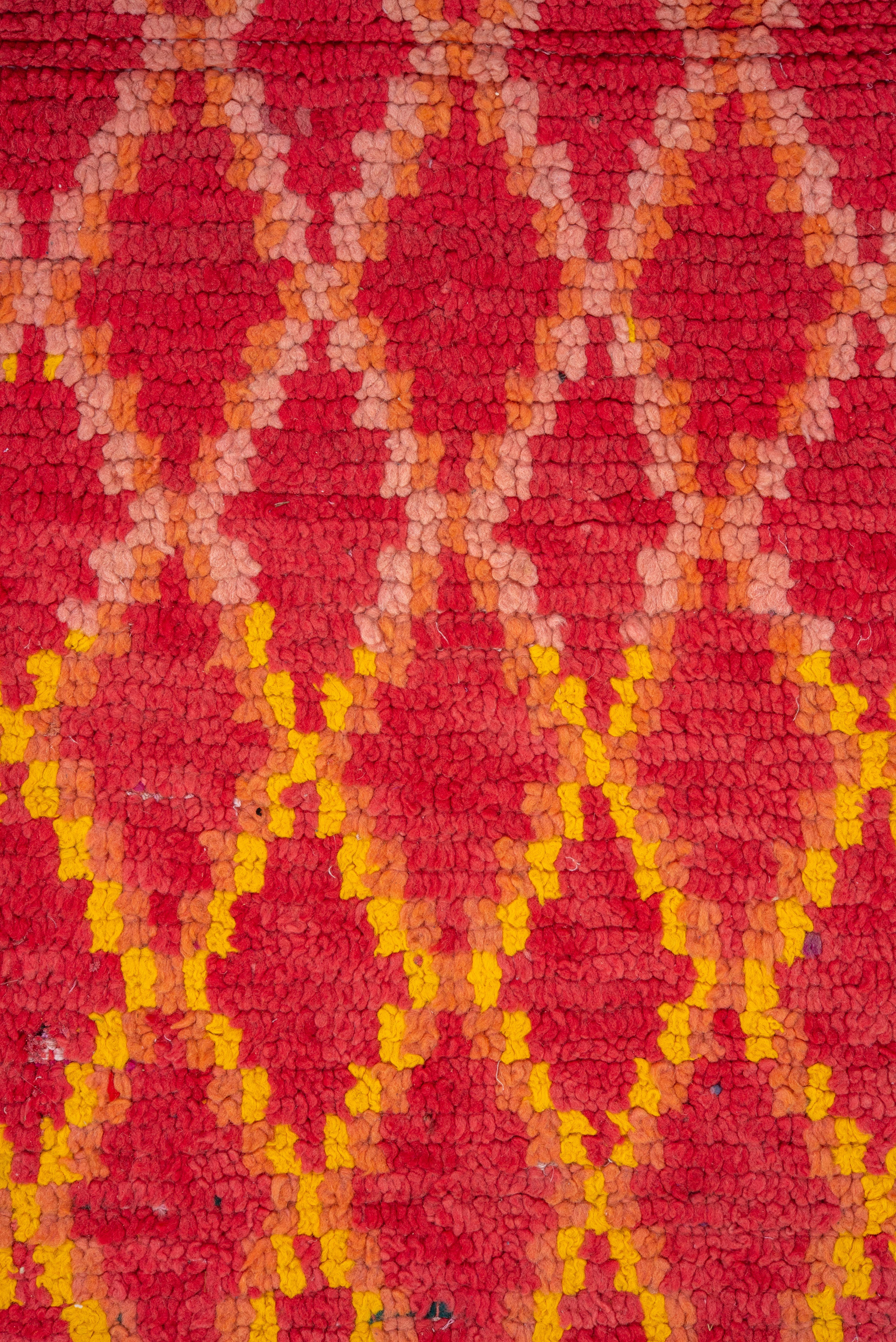 Marokkanischer Vintage-Teppich Marokkanisches Gittermuster in feurigem Zinnoberrot und Gold im Angebot 1