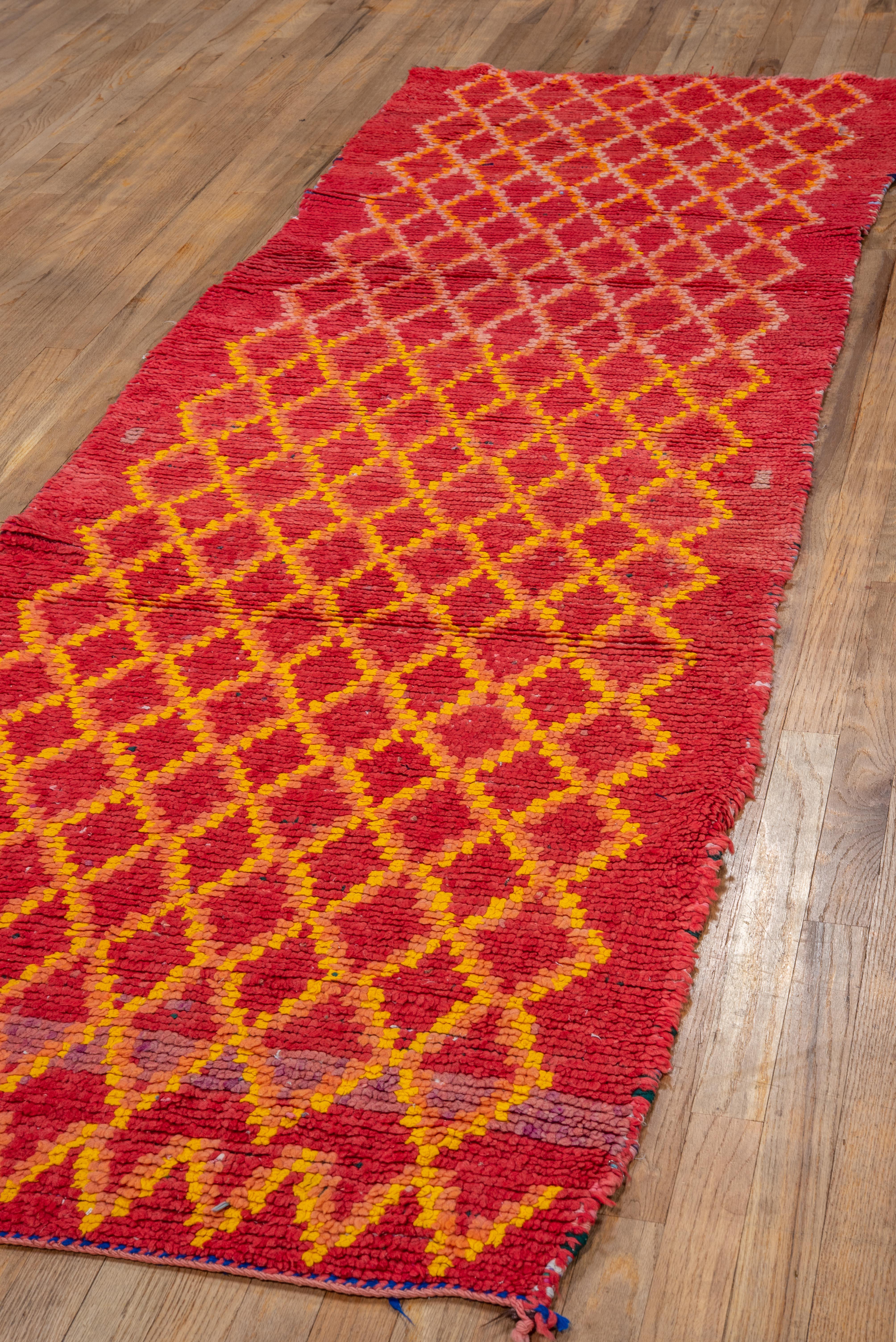 Marokkanischer Vintage-Teppich Marokkanisches Gittermuster in feurigem Zinnoberrot und Gold im Angebot 2