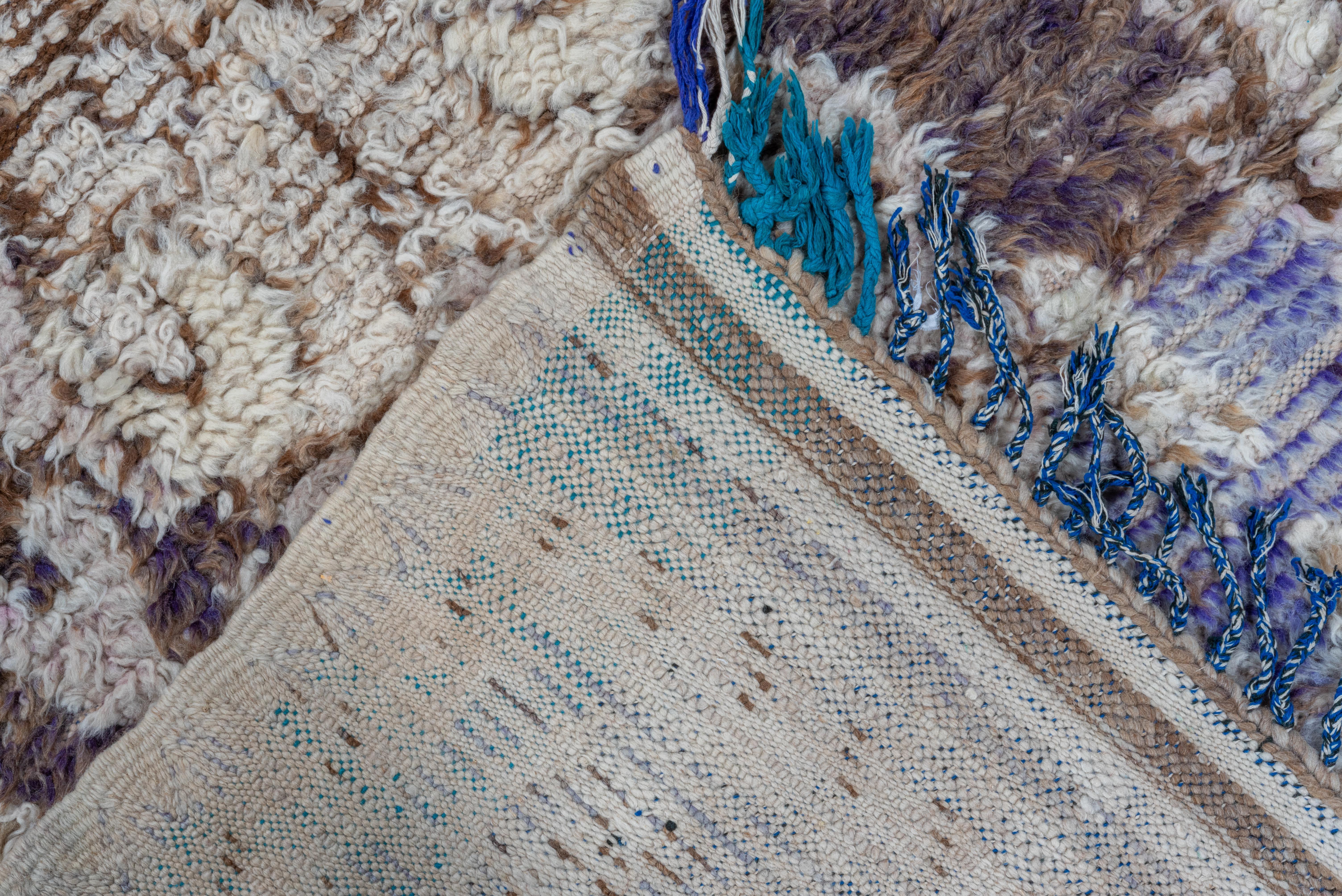 Alfombra Marroquí Vintage Motivo Medallón Neutro en Tonos Tierra y Marfil en Bueno estado para la venta en New York, NY