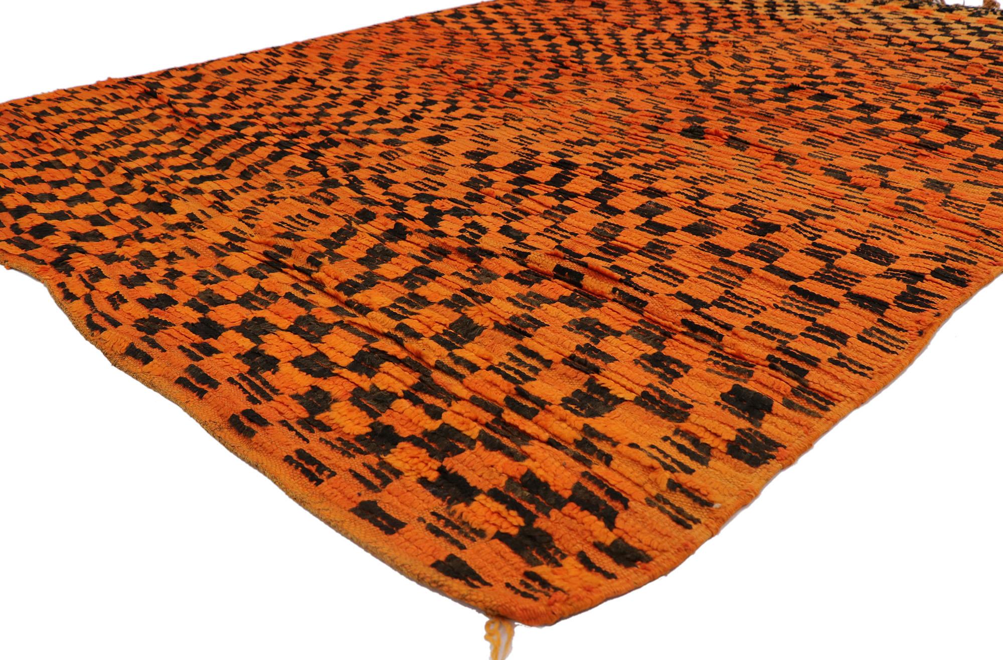 21319 Marokkanischer Vintage-Teppich, 06'00 x 08'05.
Nomadischer Charme trifft auf raue Schönheit in diesem handgeknüpften marokkanischen Berberteppich aus Wolle. Das eigentliche Karomuster und die lebendigen Farben, die in dieses Stück eingewebt
