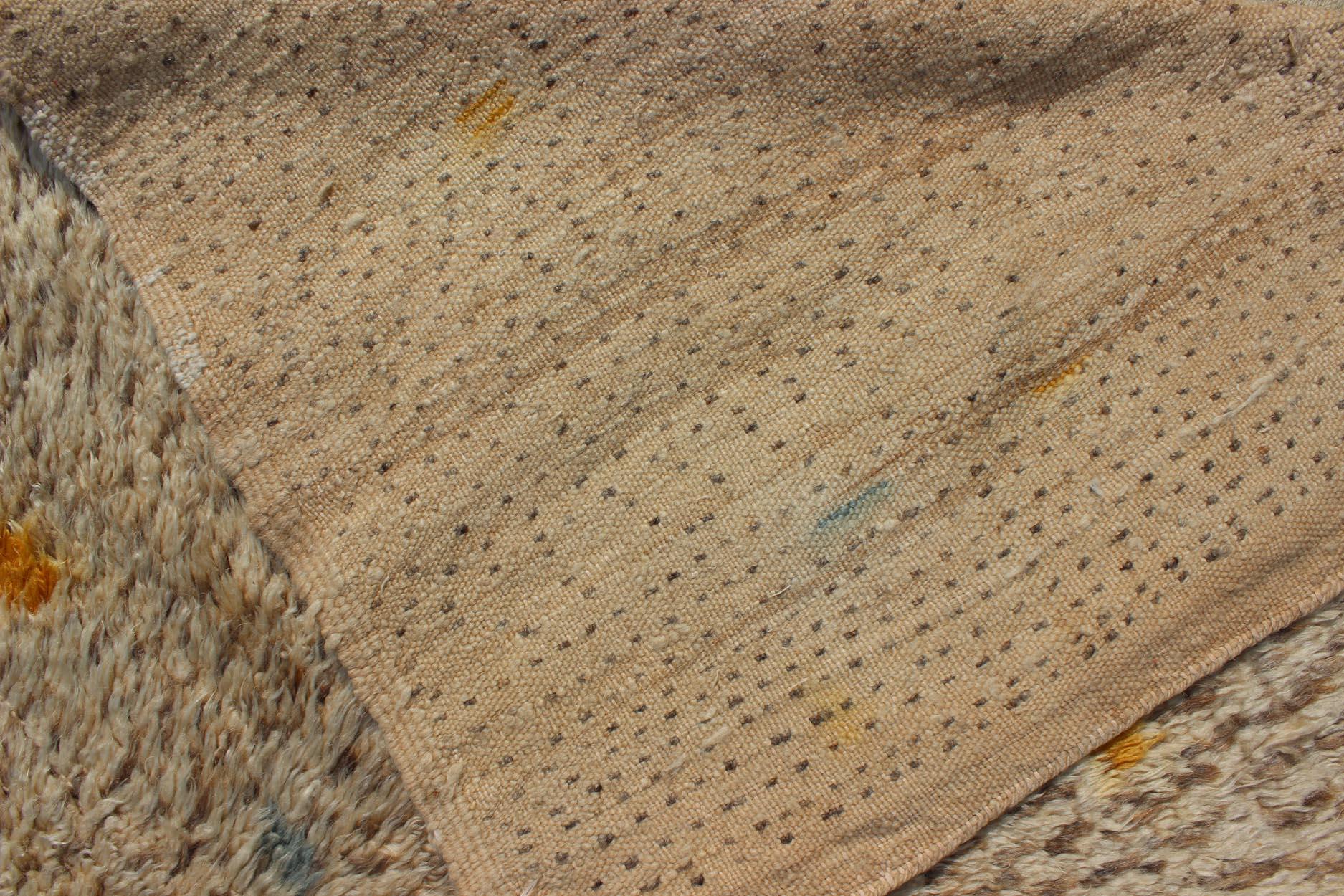 Laine Tapis marocain vintage sur terrain taupe avec des éclats de bleu et de jaune en vente